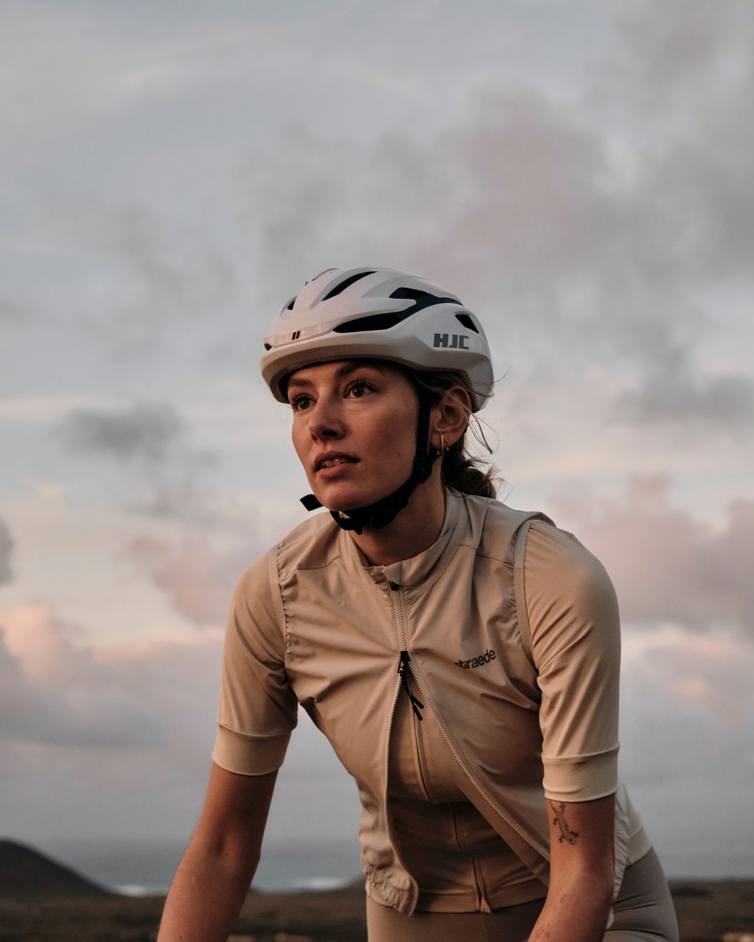 Rennrad oder Gravel Bike fahren im Frühling ohne zu frieren oder zu schwitzen. So kleidest du dich richtig.