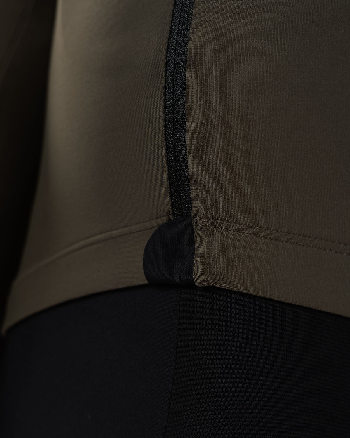 Langarmtrikot Aerlig Thermal Longsleeve Men dunkelgrün Nahaufnahme des geschützten Reißverschlusses