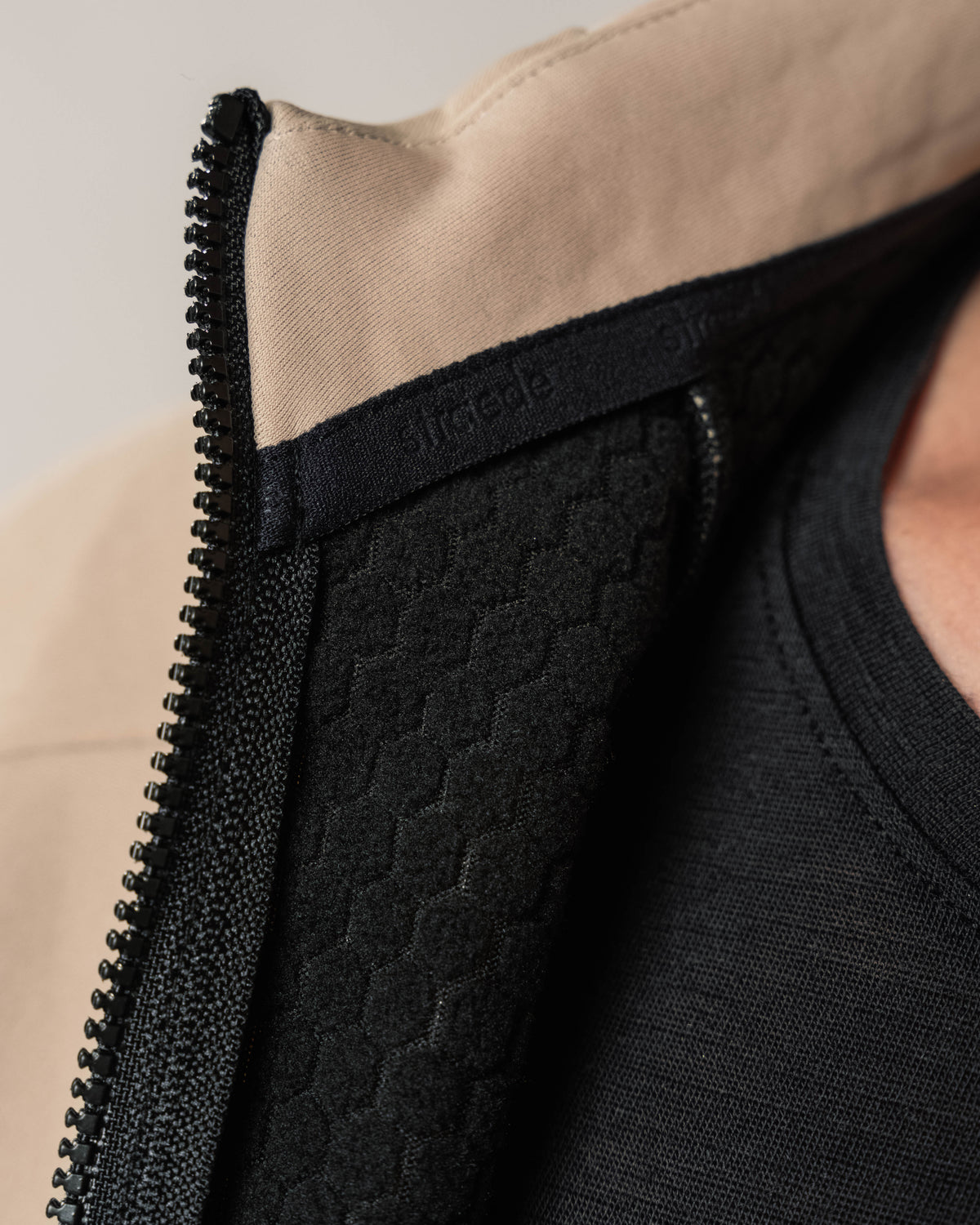 wetterbeständige Aerlig Winterjacke Damen in sand Nahaufnahme Innenfutter