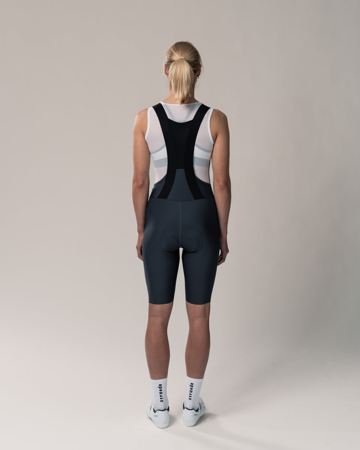 nahtlose Aero Bib Shorts für Damen in dunkelblau Rückseite mit elastischen Trägern