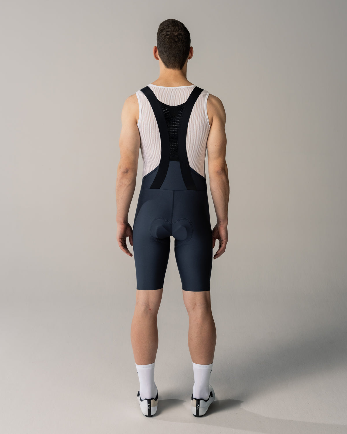 nahtlose Aero Bib Shorts für Herren in dunkelblau Rückseite mit elastischen Trägern