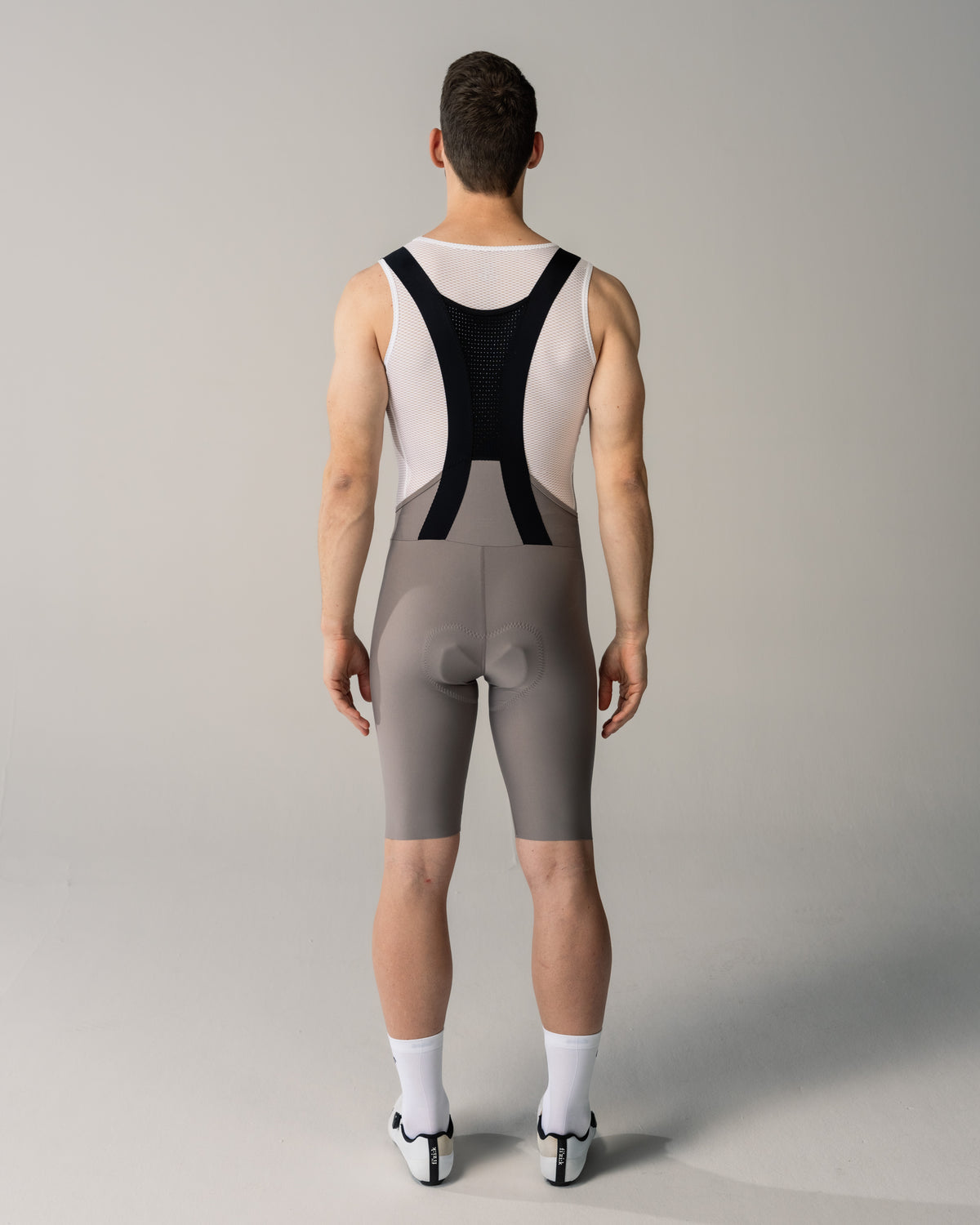 nahtlose Aero Bib Shorts für Herren in hellgrau Rückseite mit elastischen Trägern