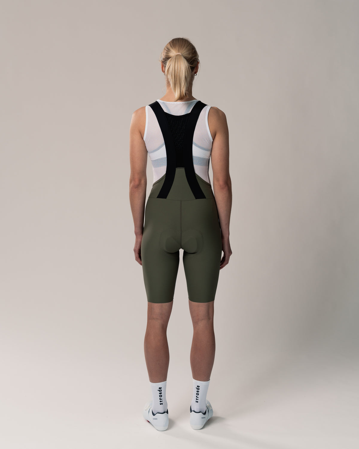 nahtlose Aero Bib Shorts für Damen in oliv grün Rückseite mit elastischen Trägern