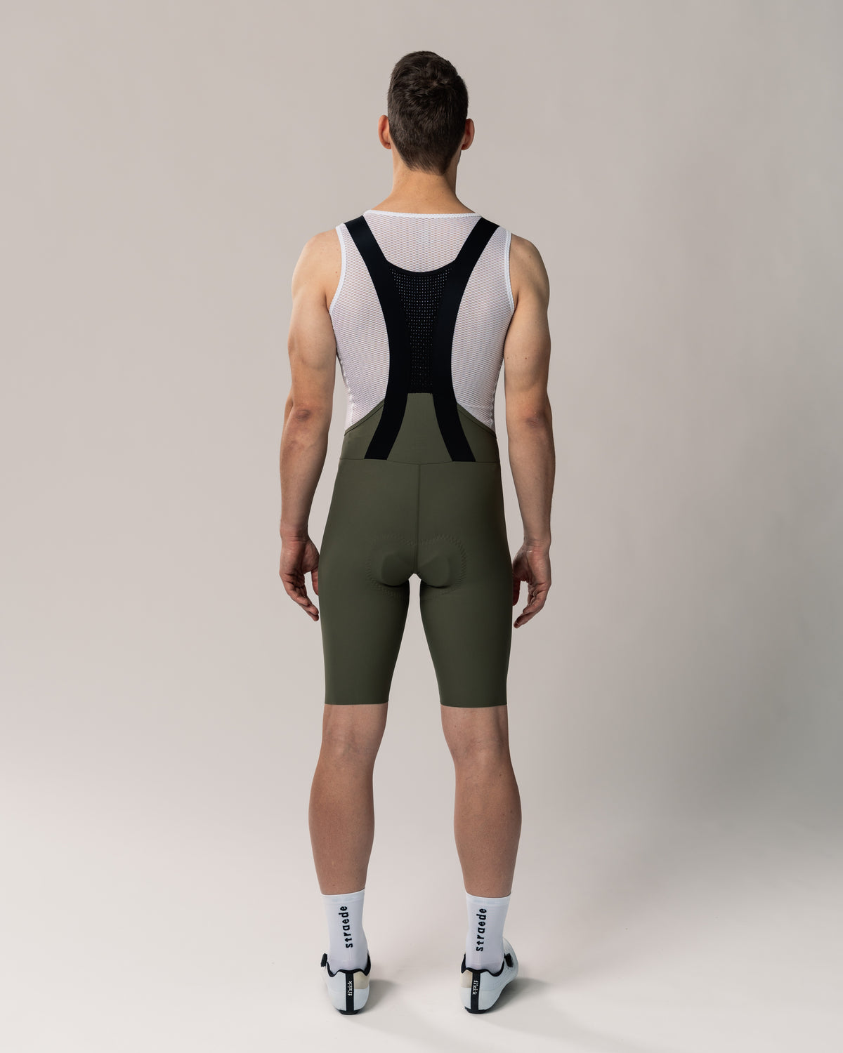 nahtlose Aero Bib Shorts für Herren in oliv grün Rückseite mit elastischen Trägern