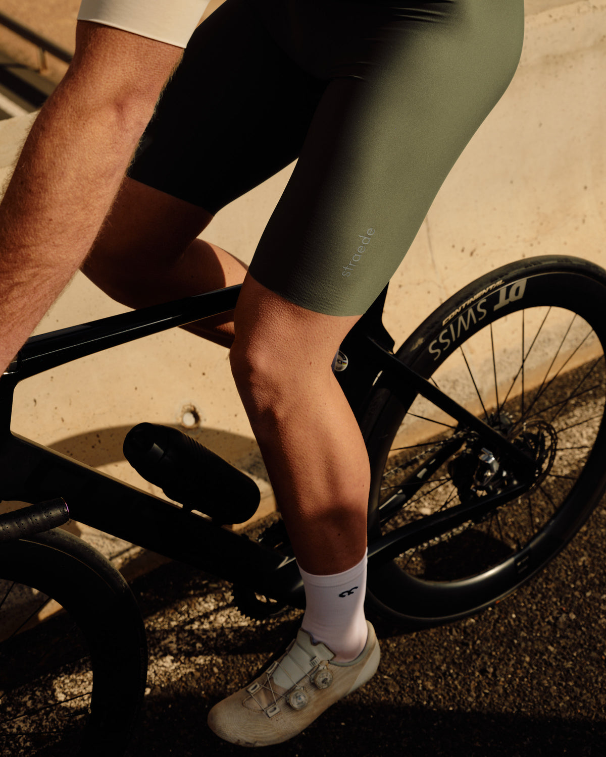 nahtlose Aero Bib Shorts für Herren in oliv grün