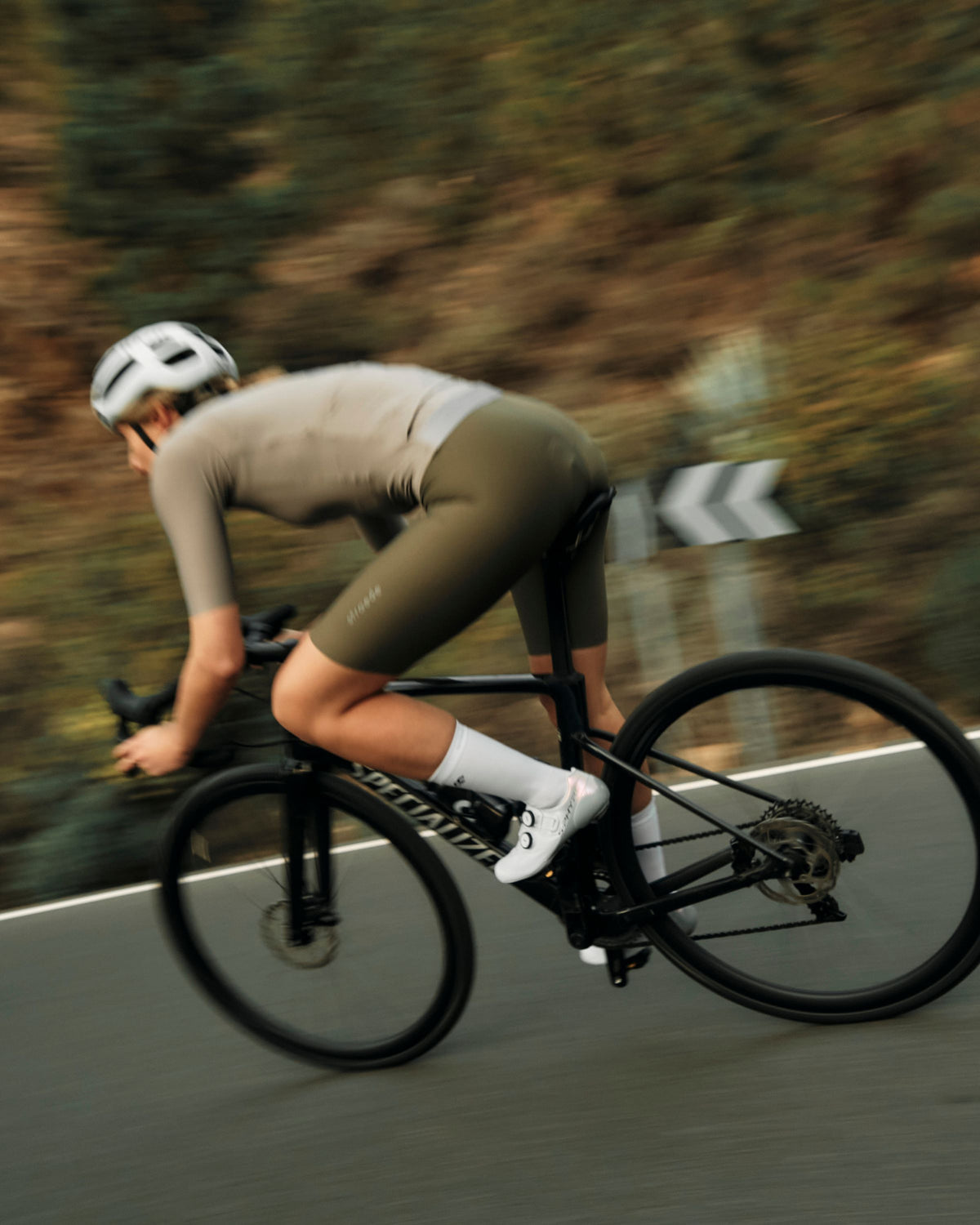 nahtlose Aero Bib Shorts für Damen in oliv grün