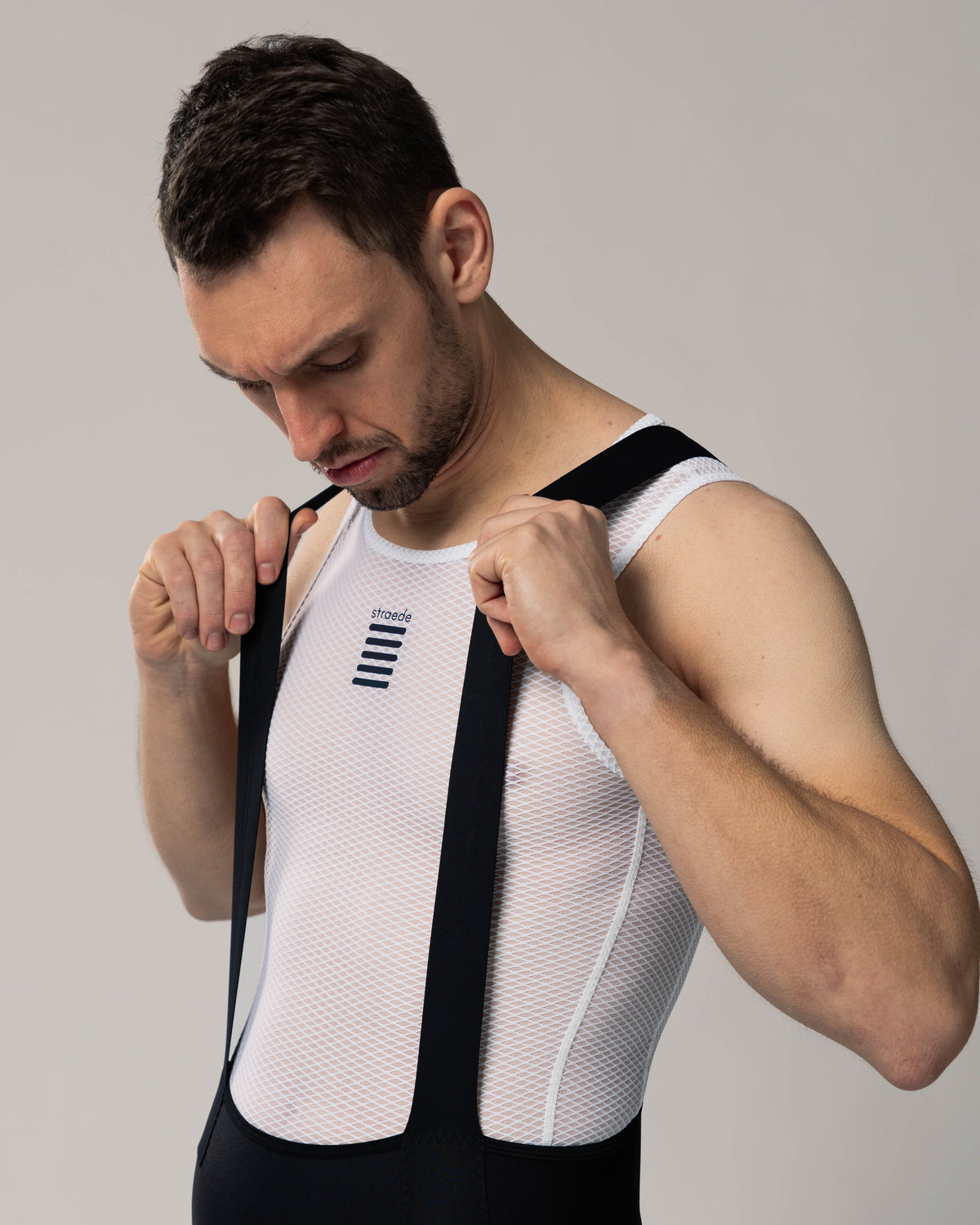 nahtlose Aero Bib Shorts für Herren in schwarz Nahaufnahme der elastischen Träger
