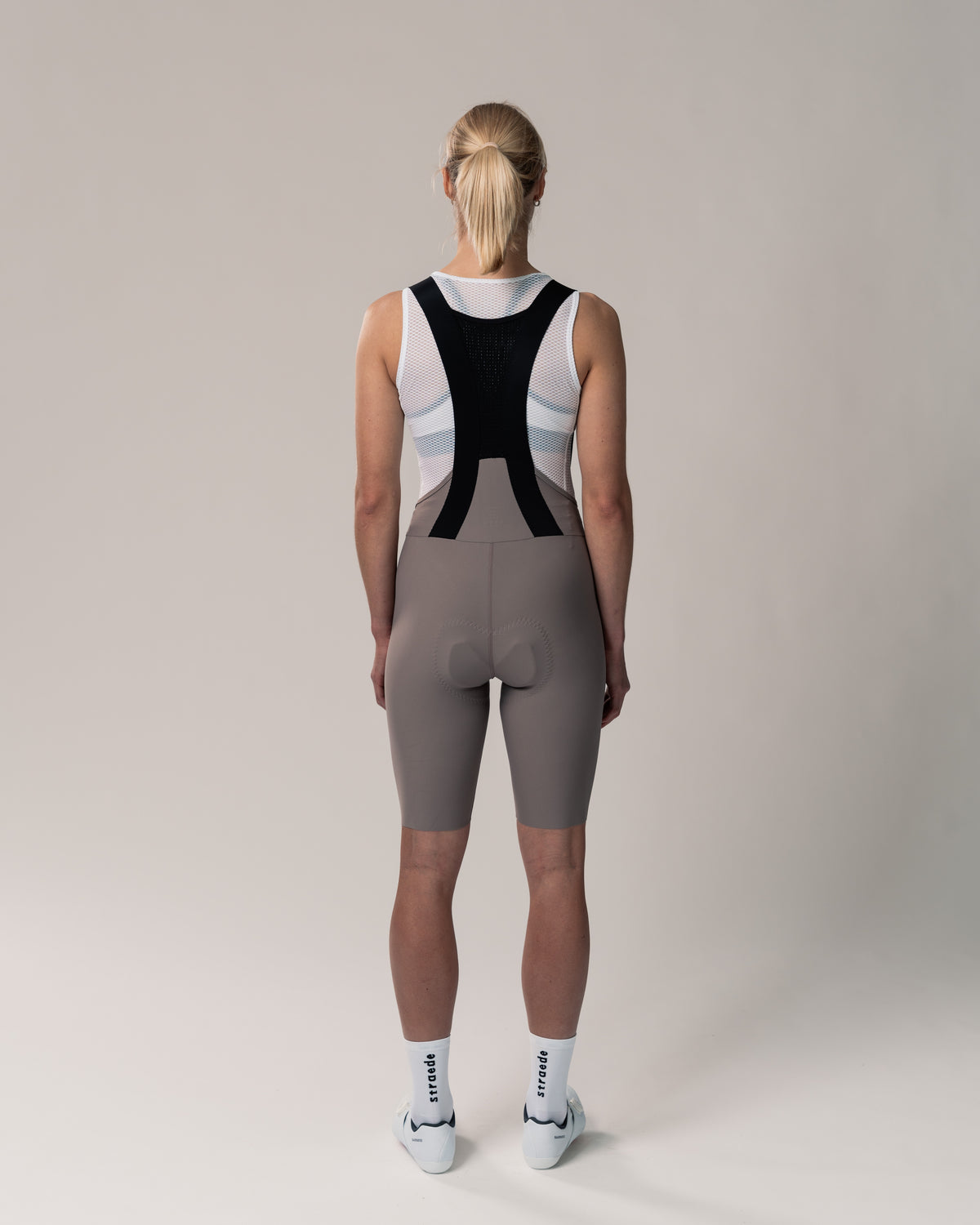 nahtlose Aero Bib Shorts für Damen in hellgrau Rückseite mit elastischen Trägern