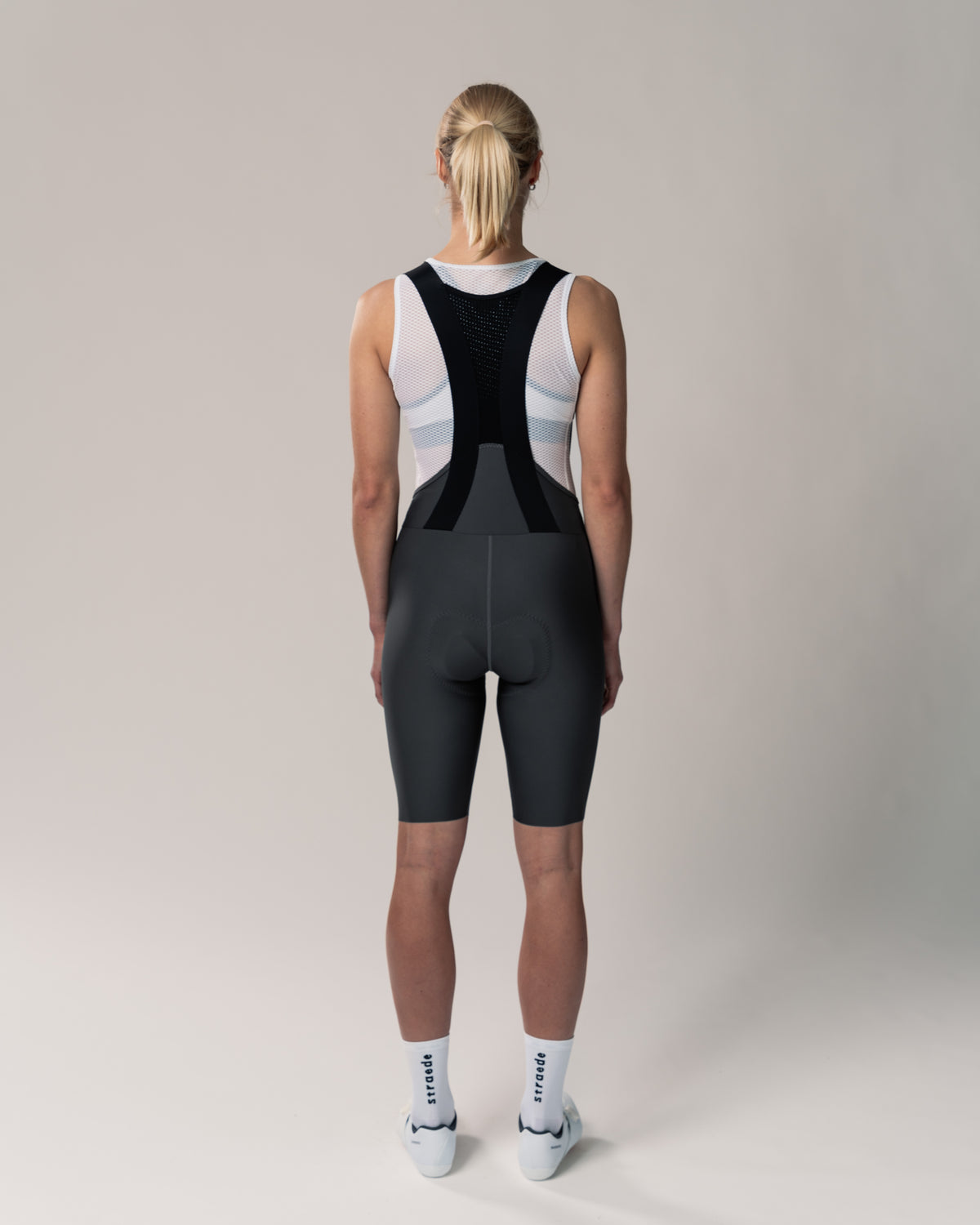 nahtlose Aero Bib Shorts für Damen in dunkelgrau Rückseite mit elastischen Trägern