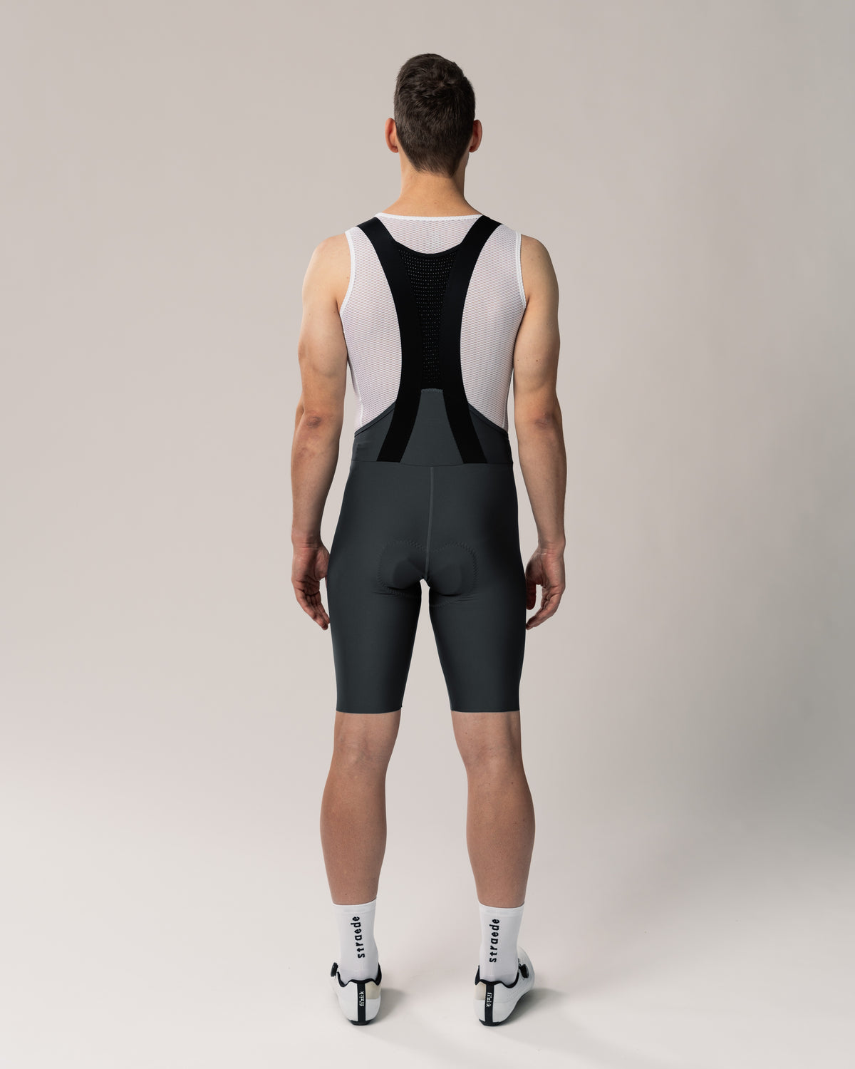 nahtlose Aero Bib Shorts für Herren in dunkelgrau Rückseite mit elastischen Rückenträgern