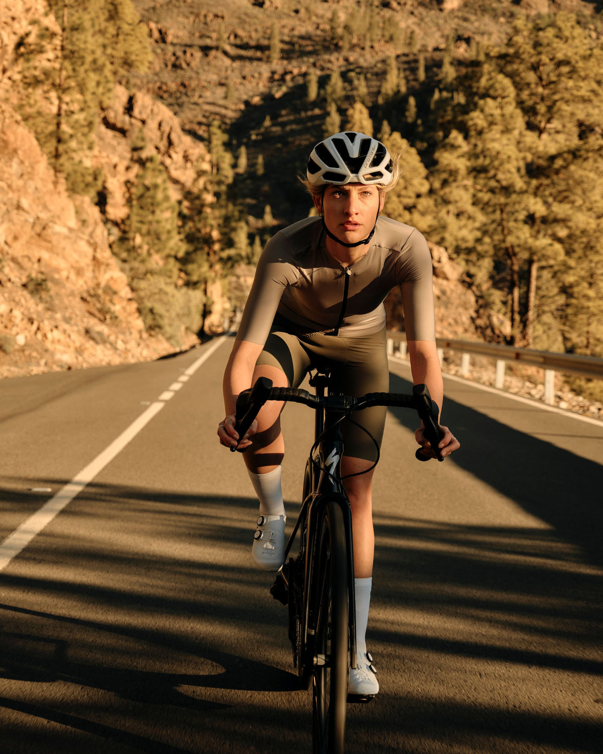 nahtlose Aero Bib Shorts für Damen in oliv grün