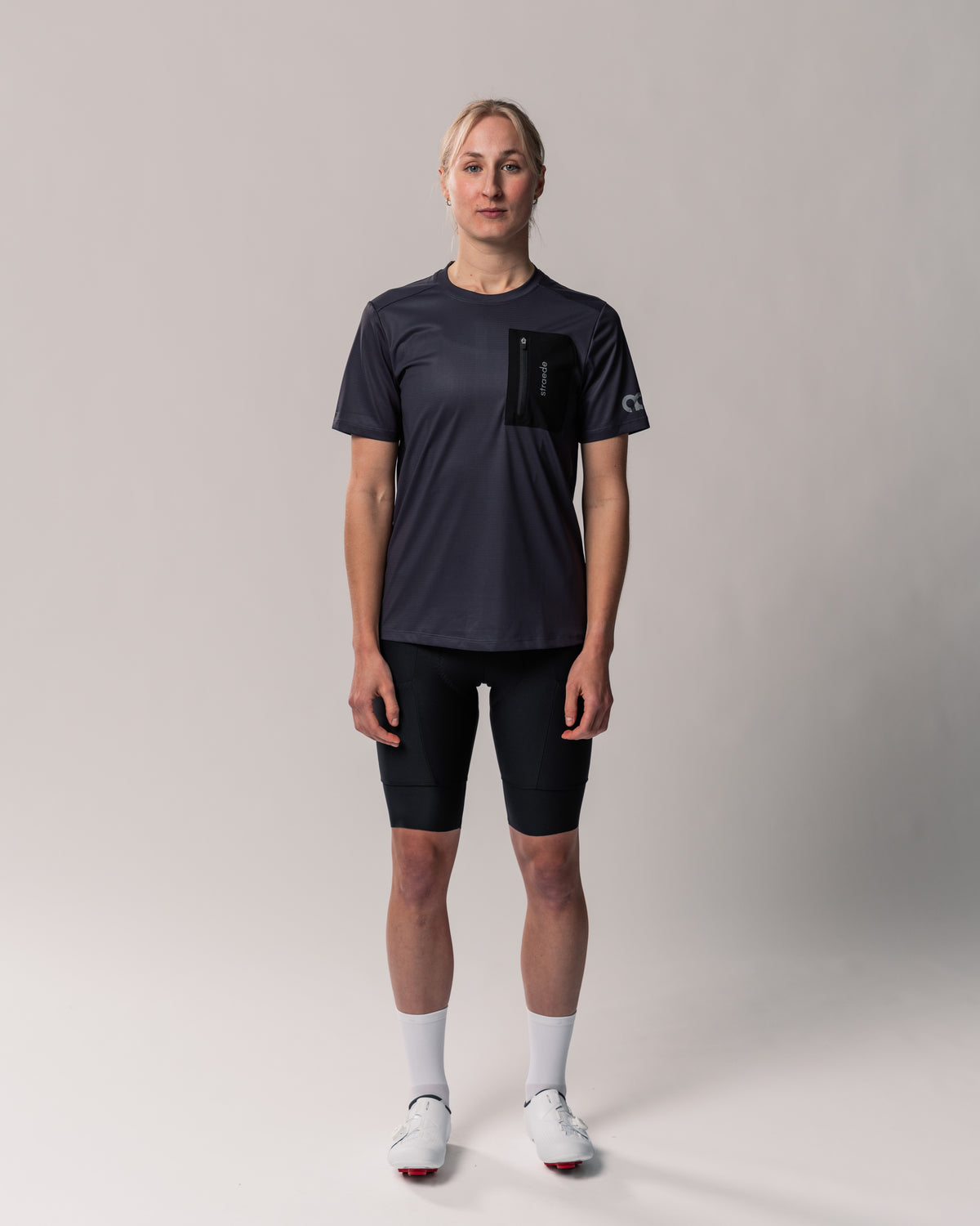 #farbe_charcoal | Aexplore Gravel Shirt Women mit Reißverschluss-Tasche auf der Brust in dunkelgrau