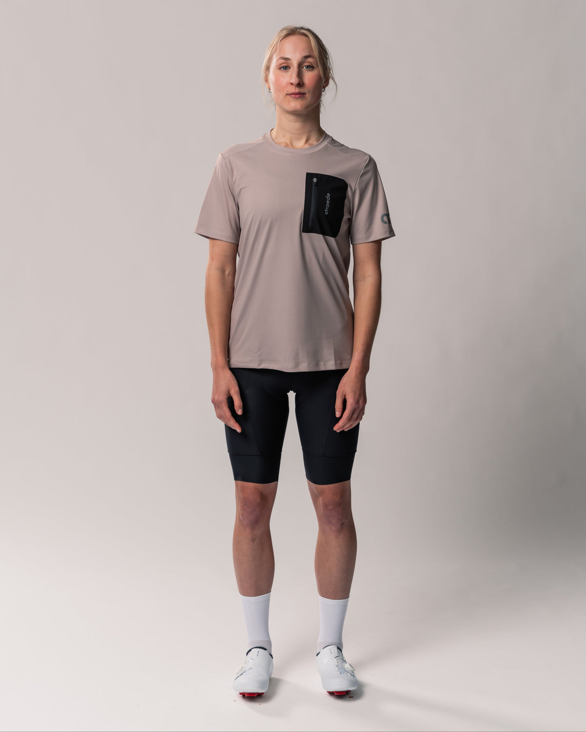 #farbe_dust | Aexplore Gravel Shirt Women mit Reißverschluss-Tasche auf der Brust in staubfarbend | #label_174cm/62kg/XS