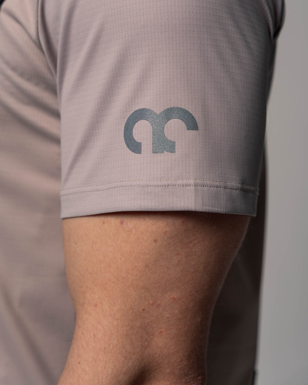 Aexplore Gravel Shirt Men in staubfarbend Nahaufnahme Straede-Logo am Ärmel