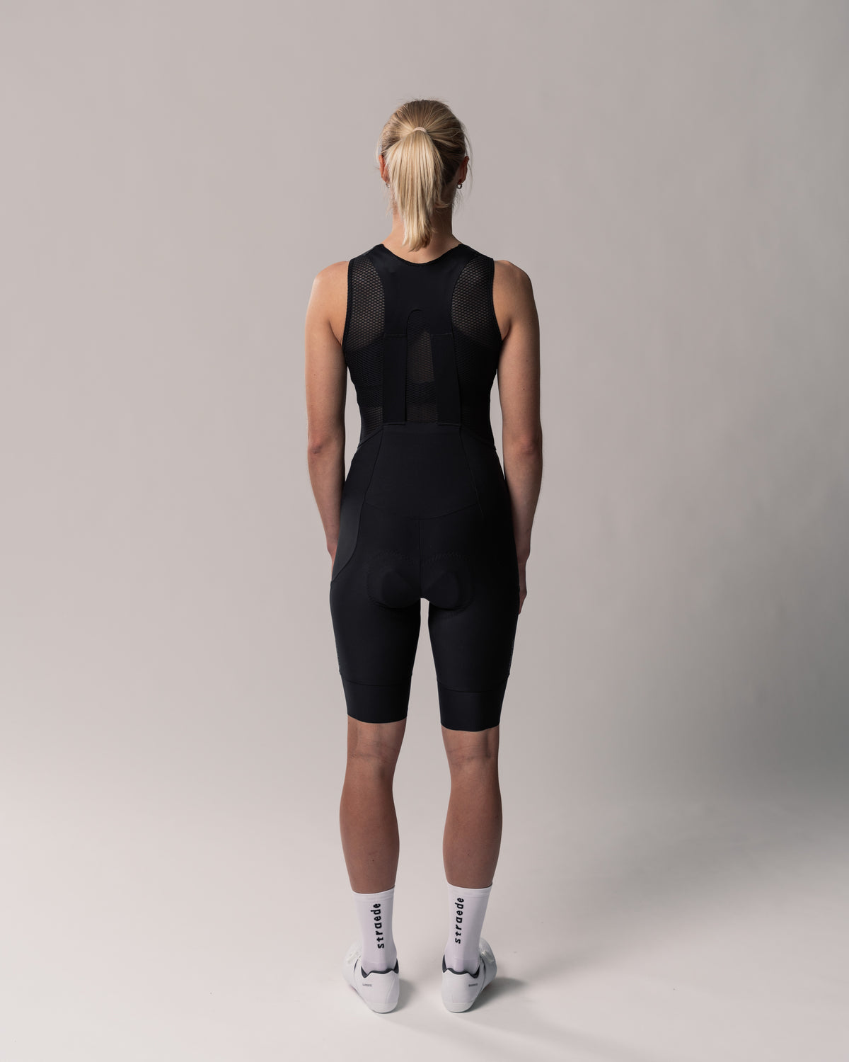 Cargo Bib Shorts Women in schwarz Rückseite