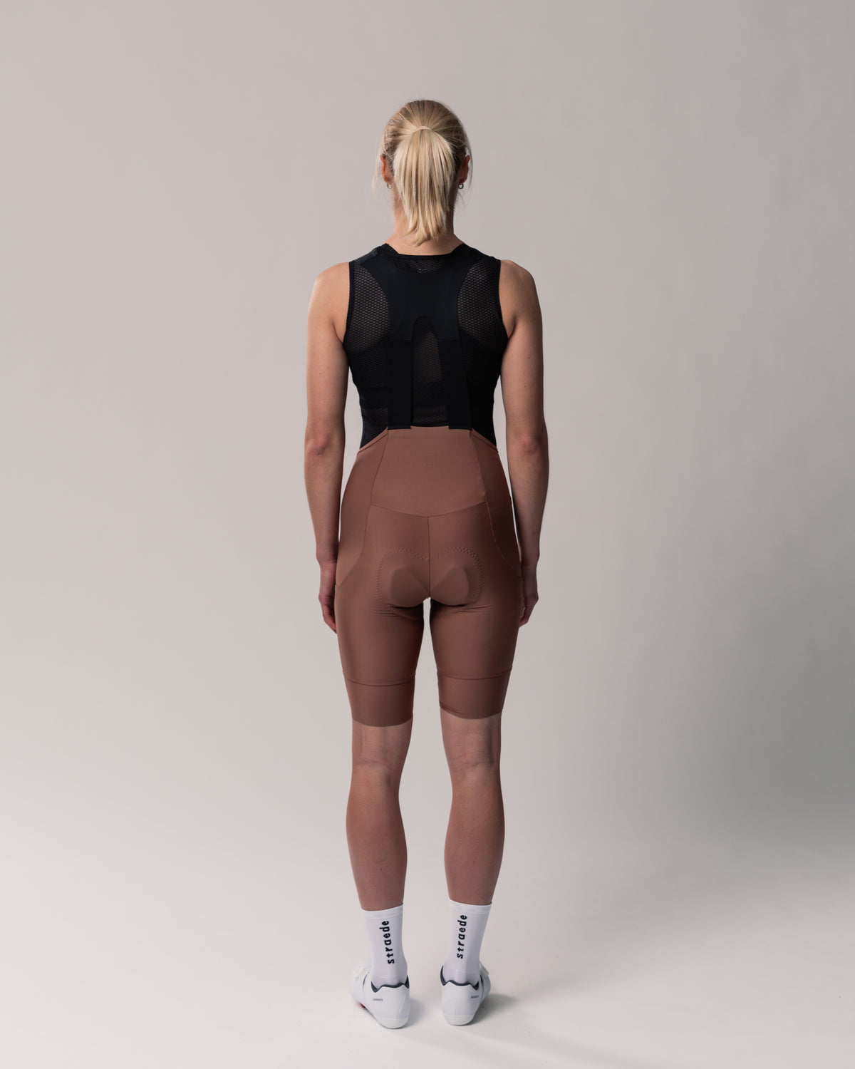 Cargo Bib Shorts Women in braun Rückseite
