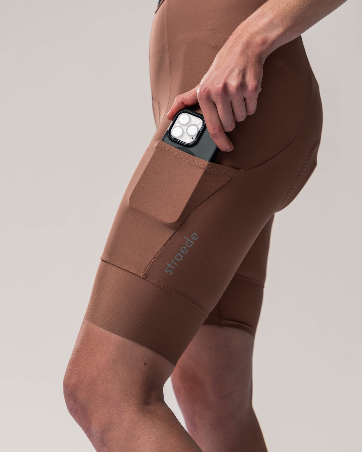 #farbe_rust | Cargo Bib Shorts Women in braun Nahaufnahme Seitentaschen