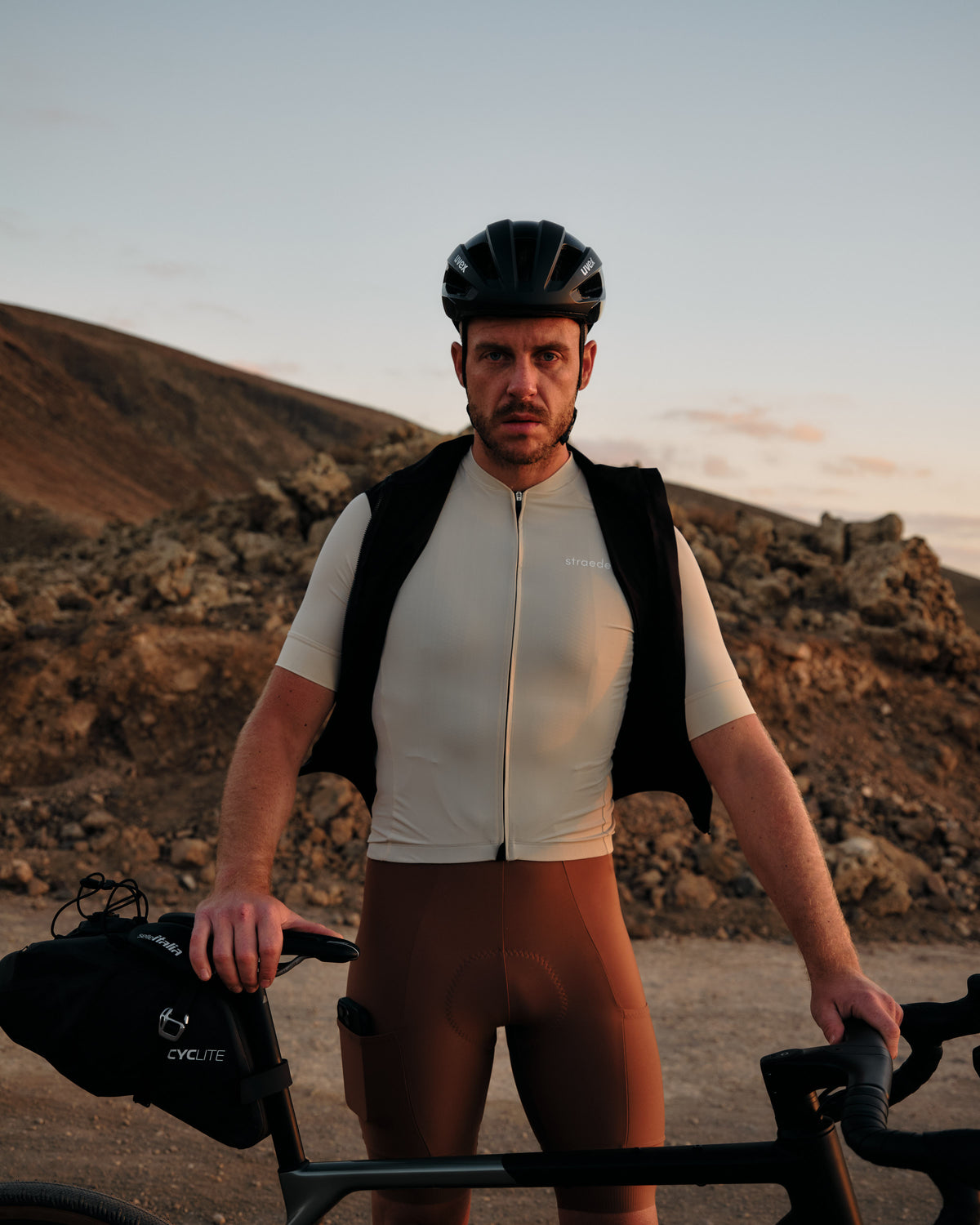 Cargo Bib Shorts Men in braun