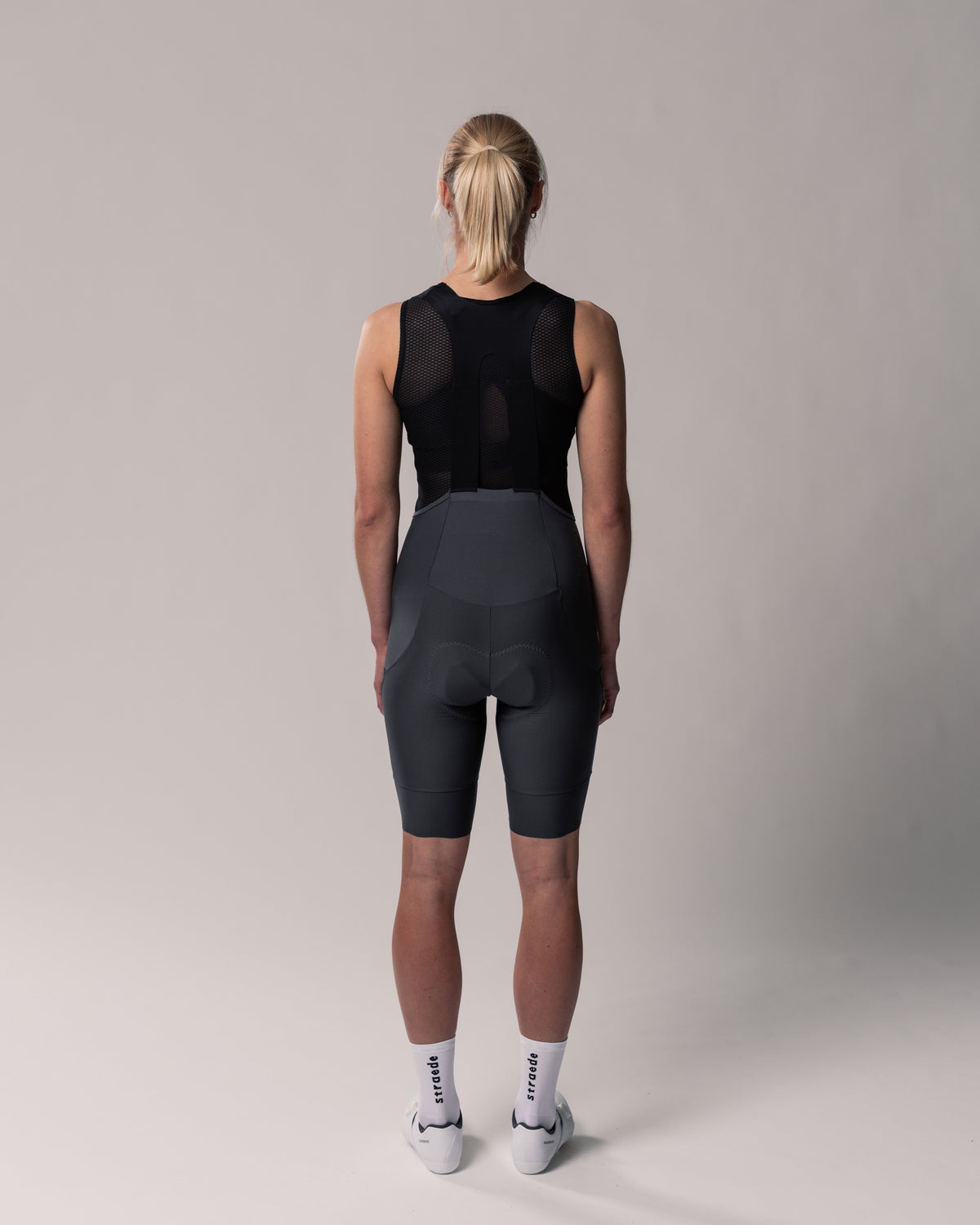 Cargo Endurance Bib Shorts Women 2024 in dunkelgrau Rückseite