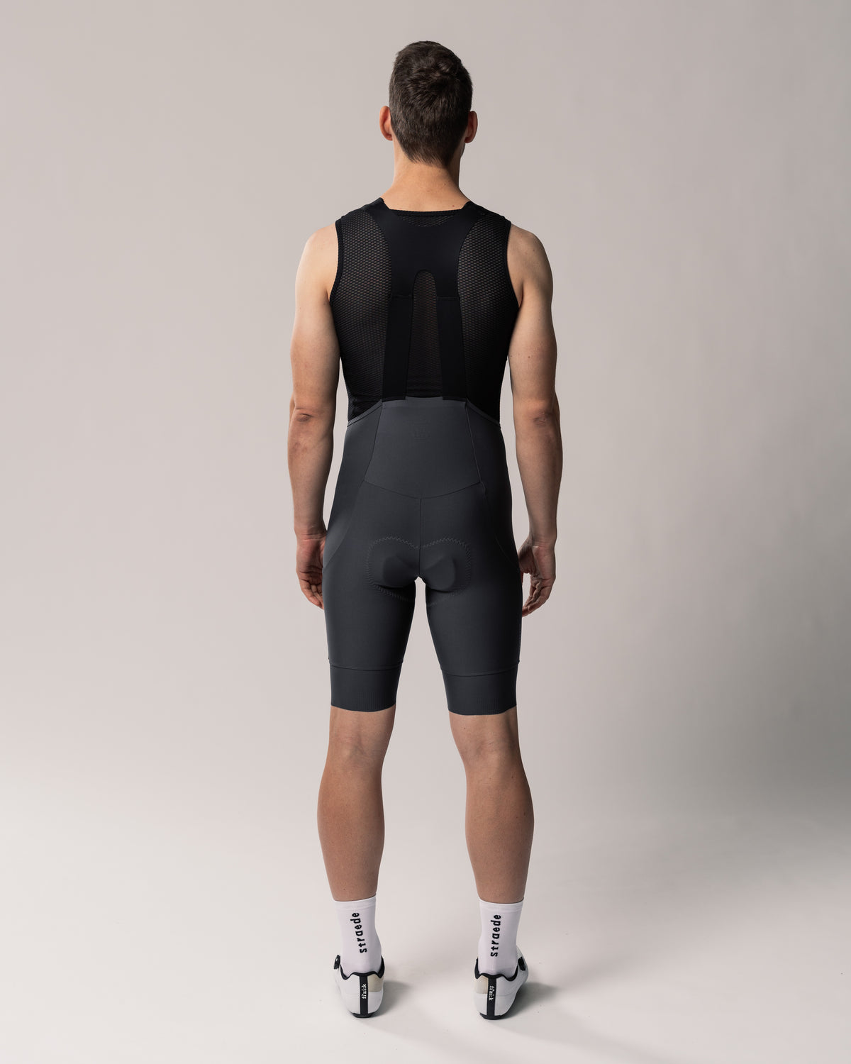 Cargo Bib Shorts Men in dunkelgrau Rückseite