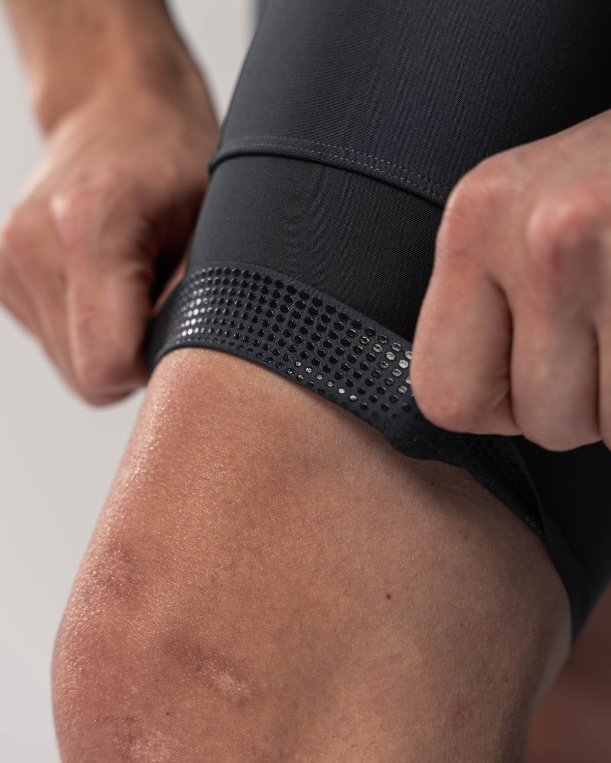 Cargo Bib Shorts Men in dunkelgrau Nahaufnahme Anti-Rutsch-Bündchen