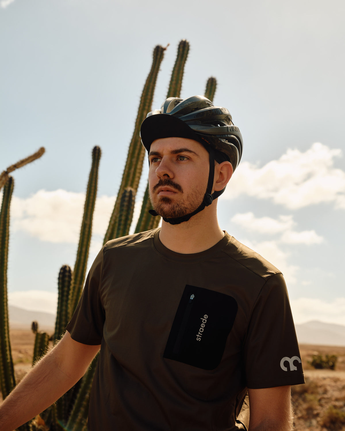 Rennradmütze - Cycling Cap in schwarz unter einem Fahrradhelm