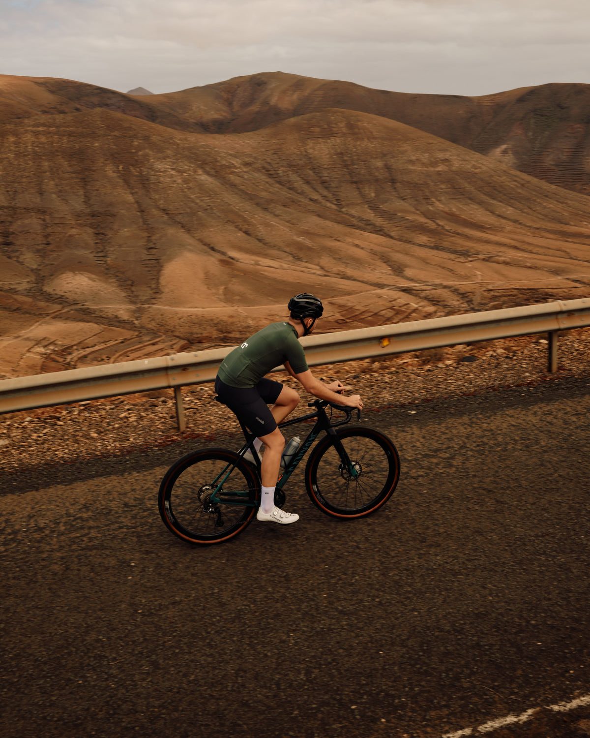 Allround - Fahrradtrikot Kaern Jersey Men 2024 Kurzarm grün on the road