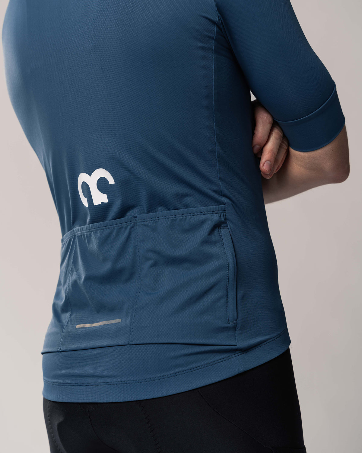 Allround - Fahrradtrikot Kaern Jersey Men 2024 Kurzarm blau Nahaufnahme Taschen an der Rückseite
