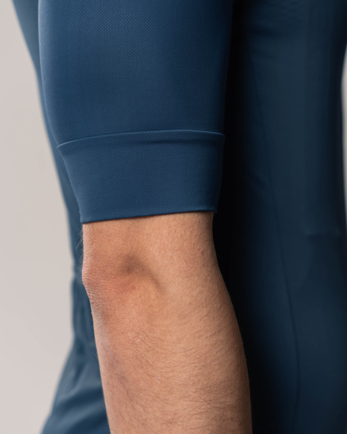 Allround - Fahrradtrikot Kaern Jersey Men 2024 Kurzarm blau Nahaufnahme Ärmel
