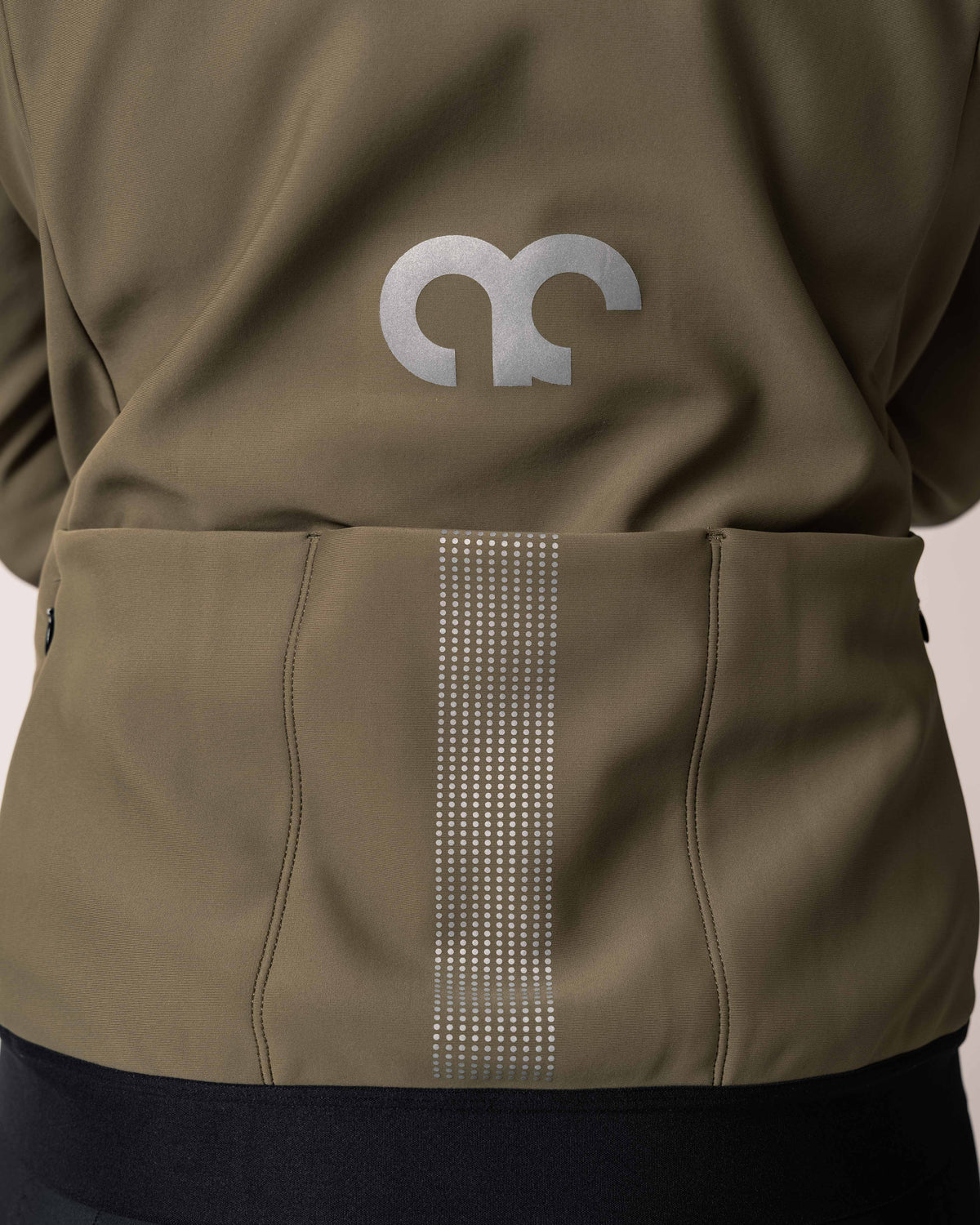 wetterfeste Kaern Winterjacke Damen in grün Nahaufnahme Taschen an der Rückseite