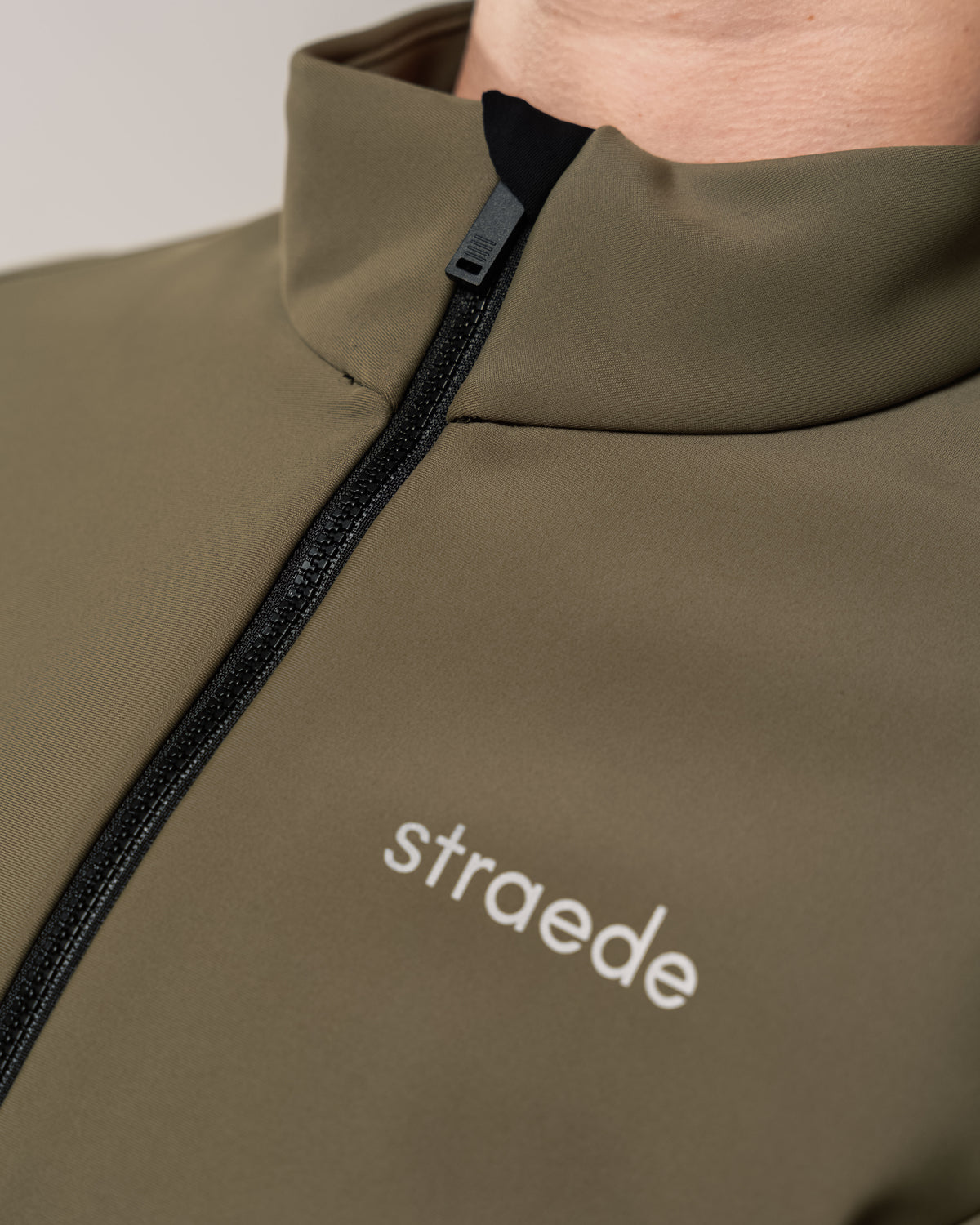 wetterfeste Kaern Winterjacke Damen in grün Nahaufnahme Straede-Aufdruck auf der Brust