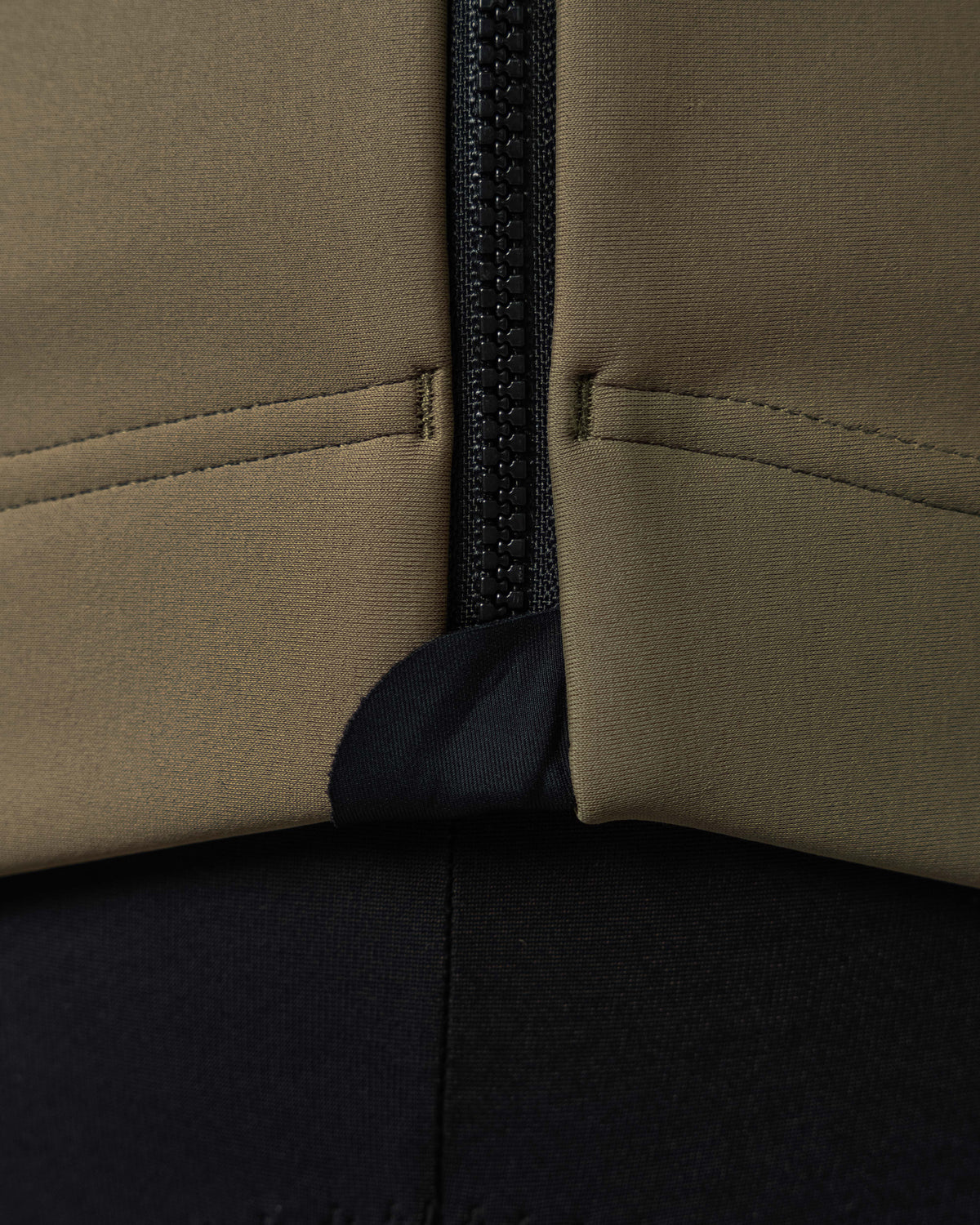 wetterfeste Kaern Winterjacke Damen in grün Nahaufnahme Zipper