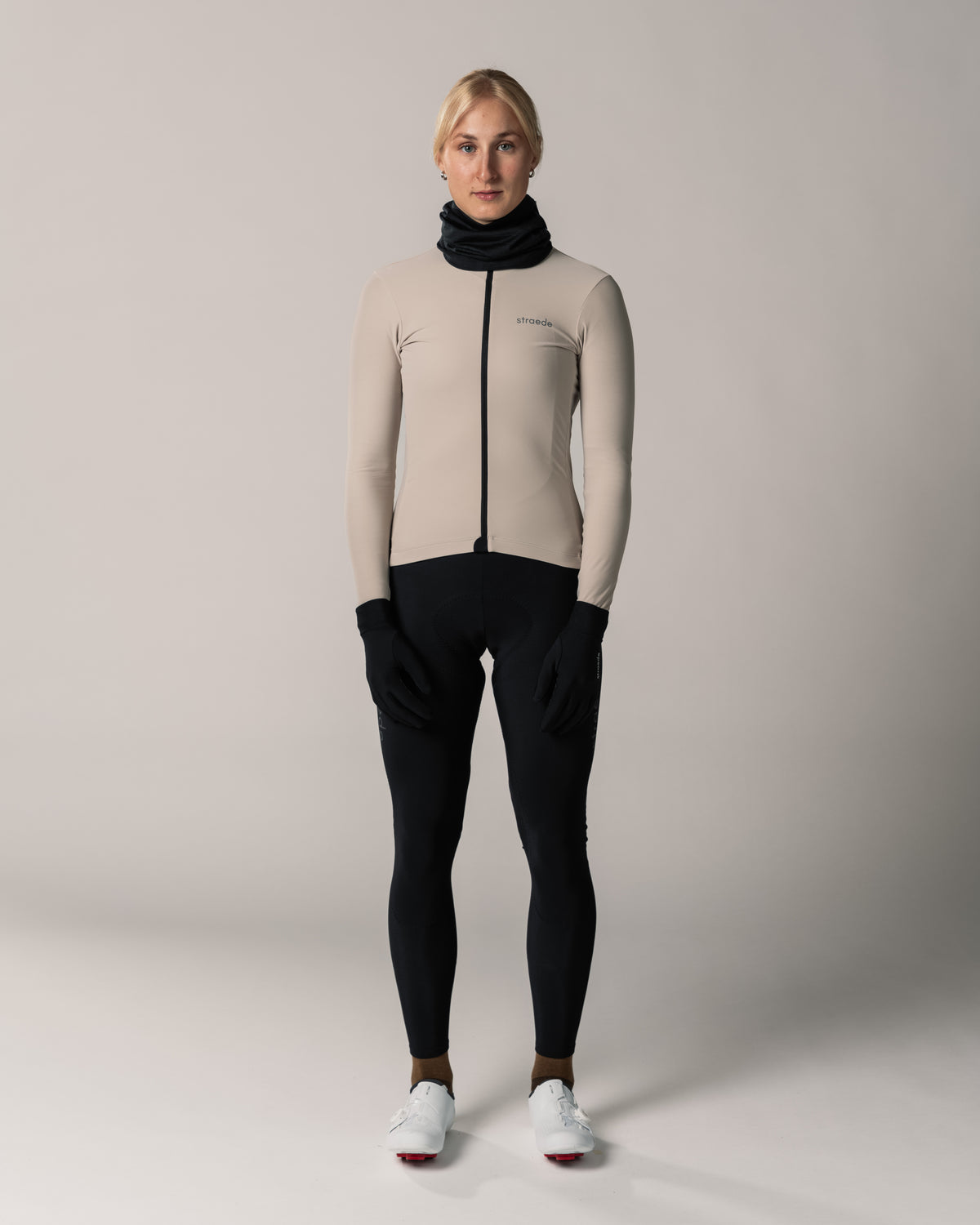 Necktube aus Merino schwarz angezogen Damen
