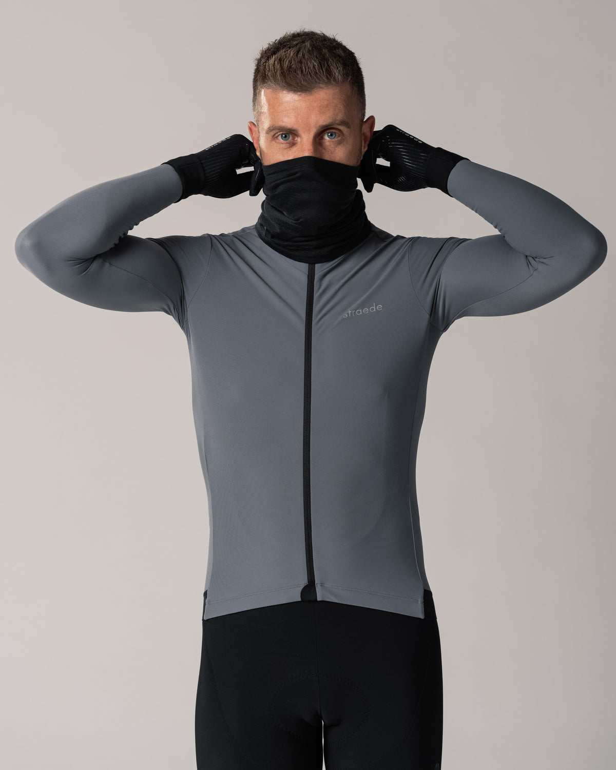 Necktube aus Merino schwarz angezogen Men