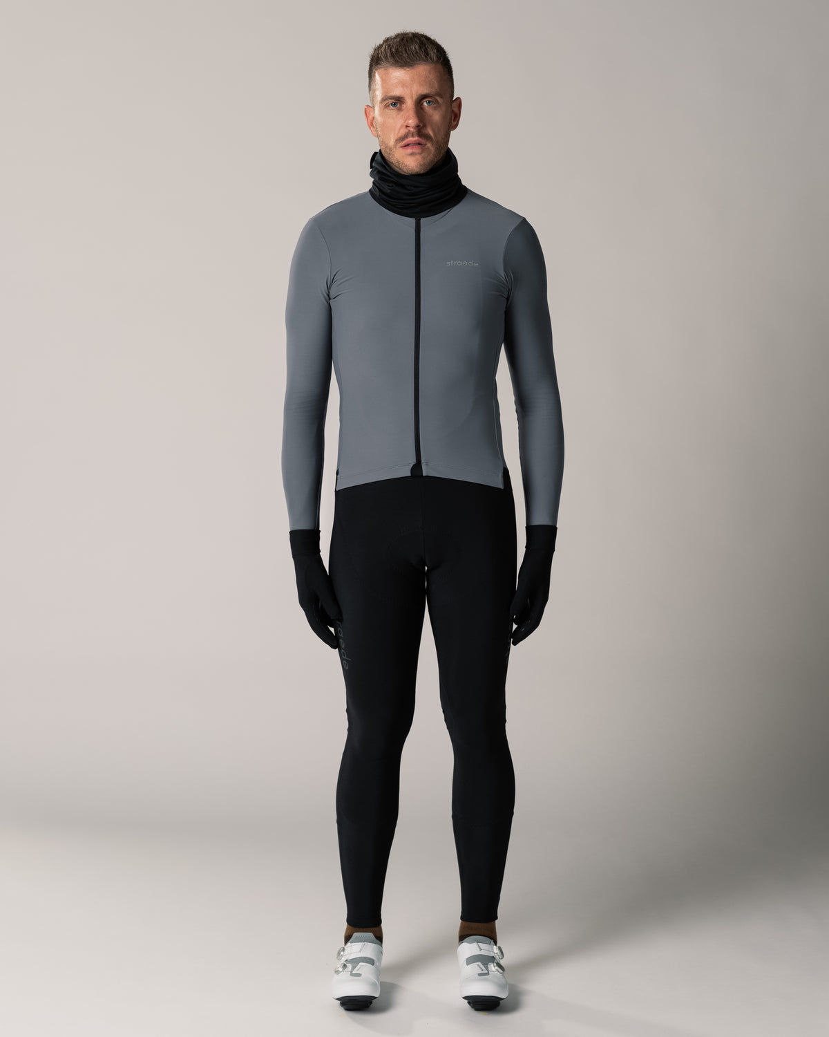Necktube aus Merino schwarz angezogen Men