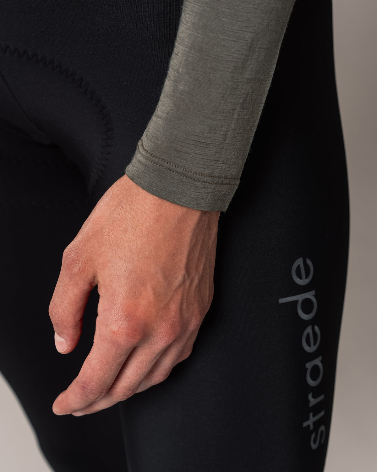 langärmeliges Merino Baselayer Damen in olivgrün Nahaufnahme Ärmel
