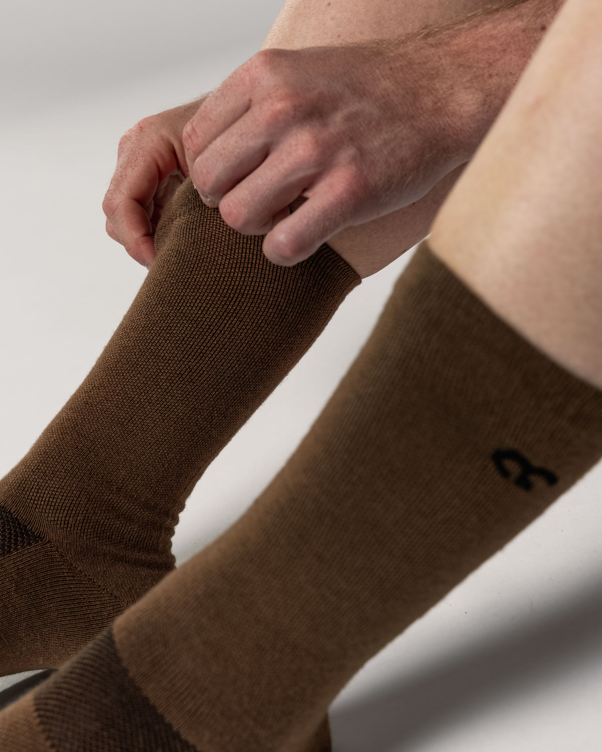 Hochgeschnittene Pro Socken aus Merinowolle braun