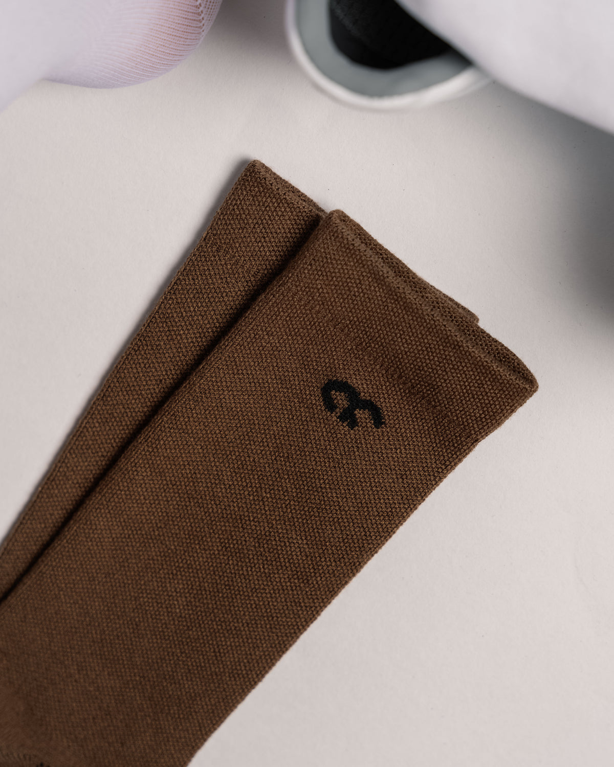 Hochgeschnittene Pro Socken aus Merinowolle braun