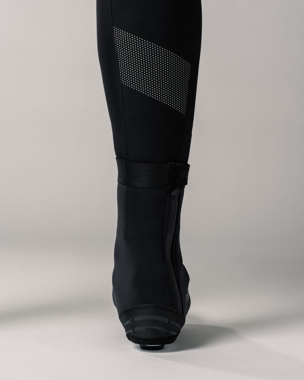Überschuhe aus Neopren in schwarz mit reflektierenden Elementen