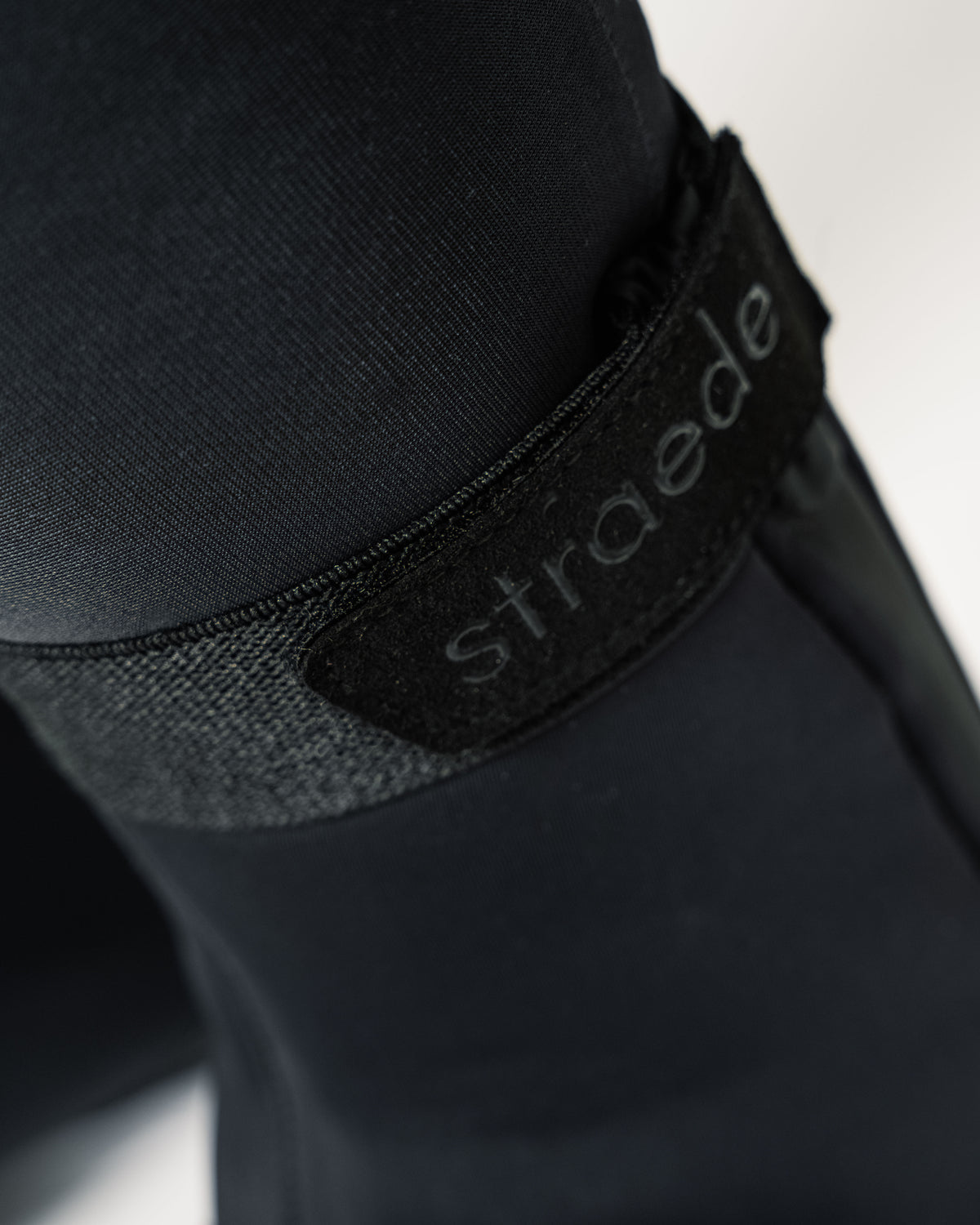 Überschuhe aus Neopren in schwarz mit Straede-Schriftzug