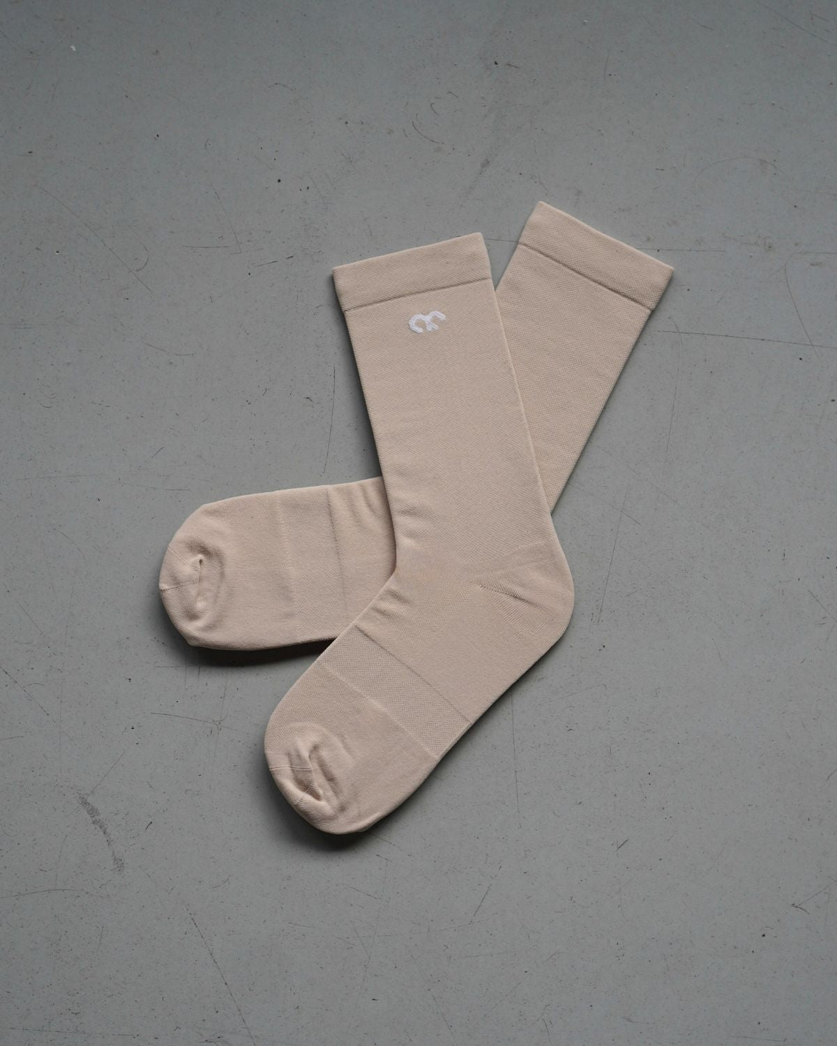 hochgeschnittene Radsocken mit Kompression & Straede Logo in sand