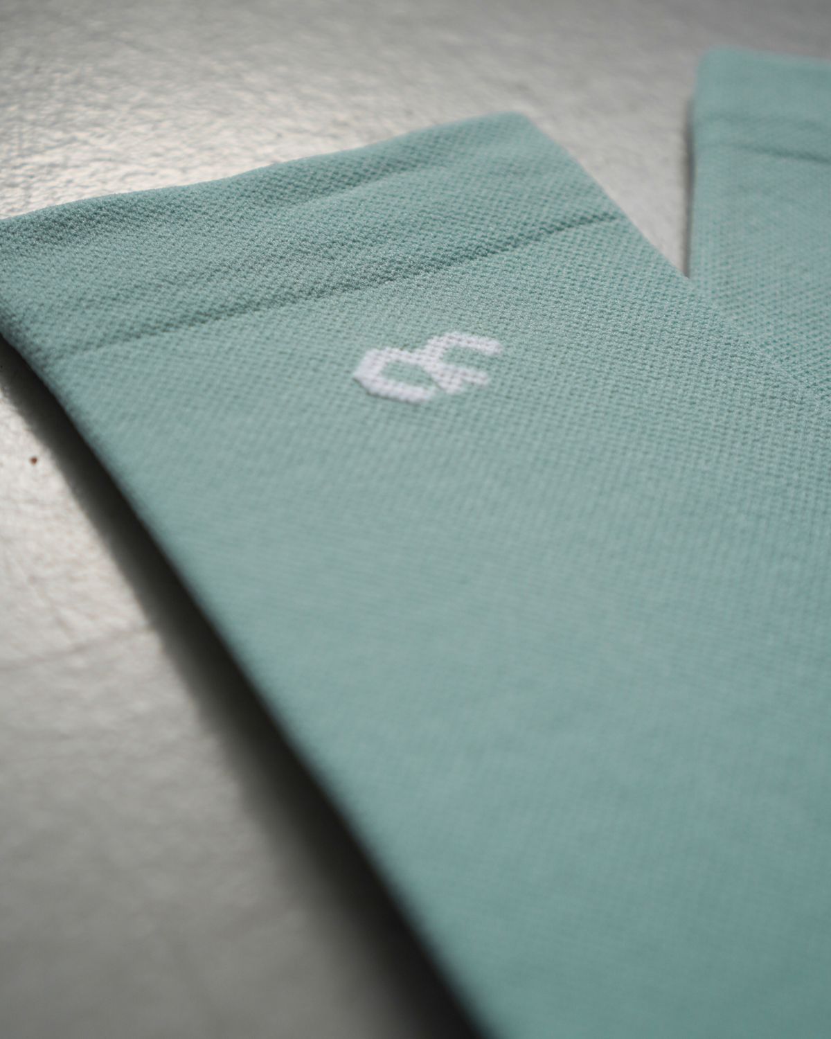 hochgeschnittene Radsocken mit Kompression & Straede Logo in grün