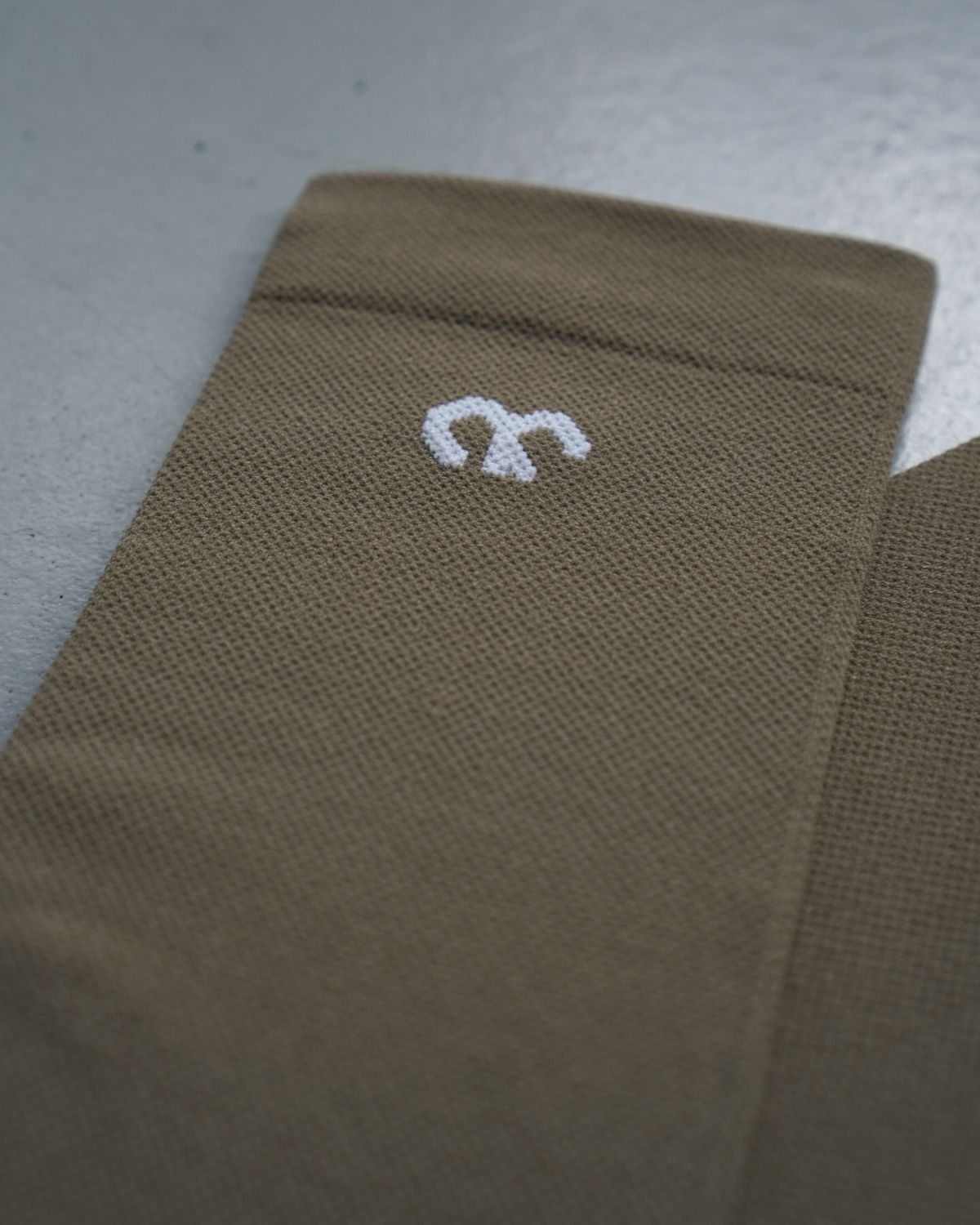 hochgeschnittene Radsocken mit Kompression & Straede Logo in khaki