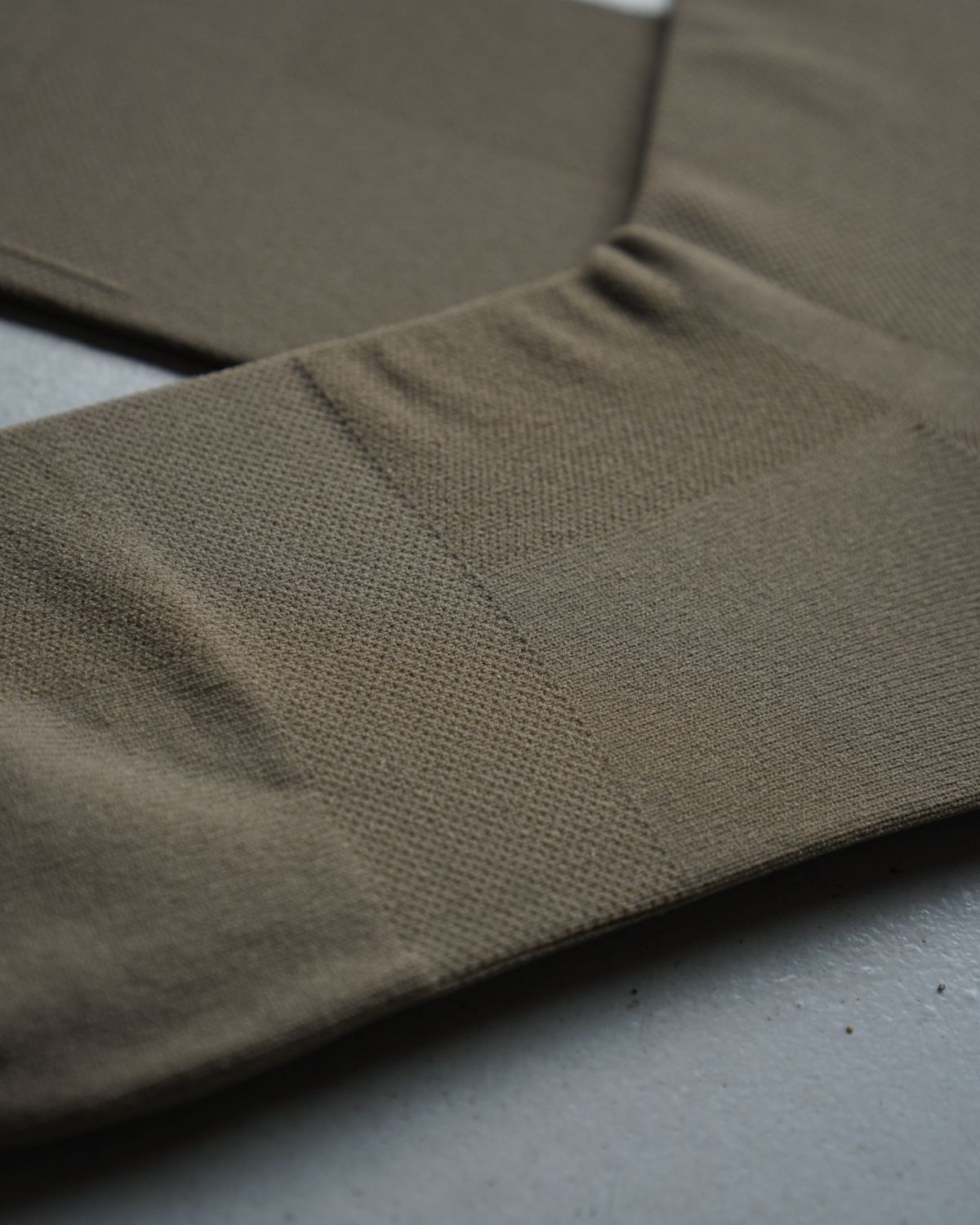 hochgeschnittene Radsocken mit Kompression & Straede Logo in khaki