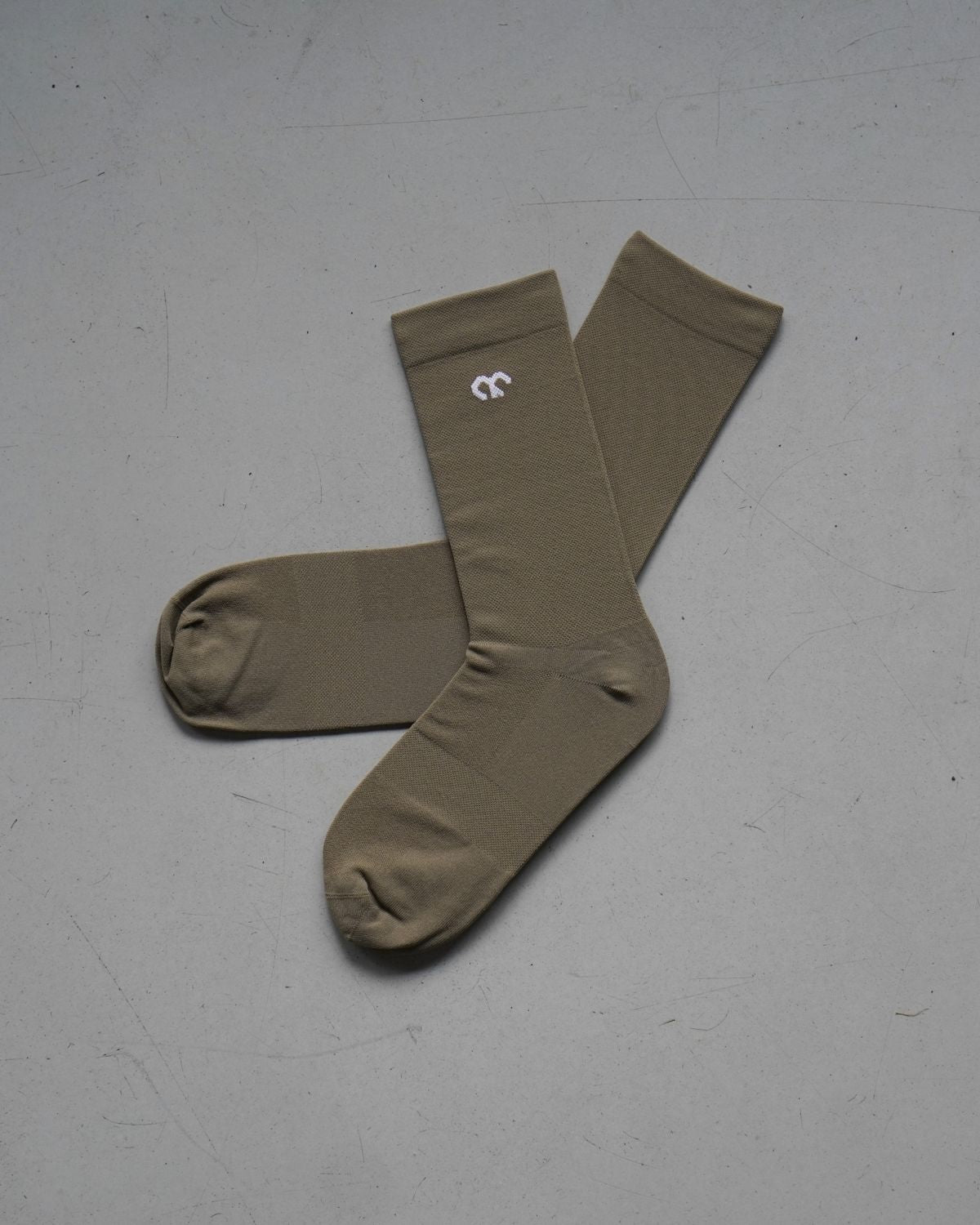 hochgeschnittene Radsocken mit Kompression & Straede Logo in khaki