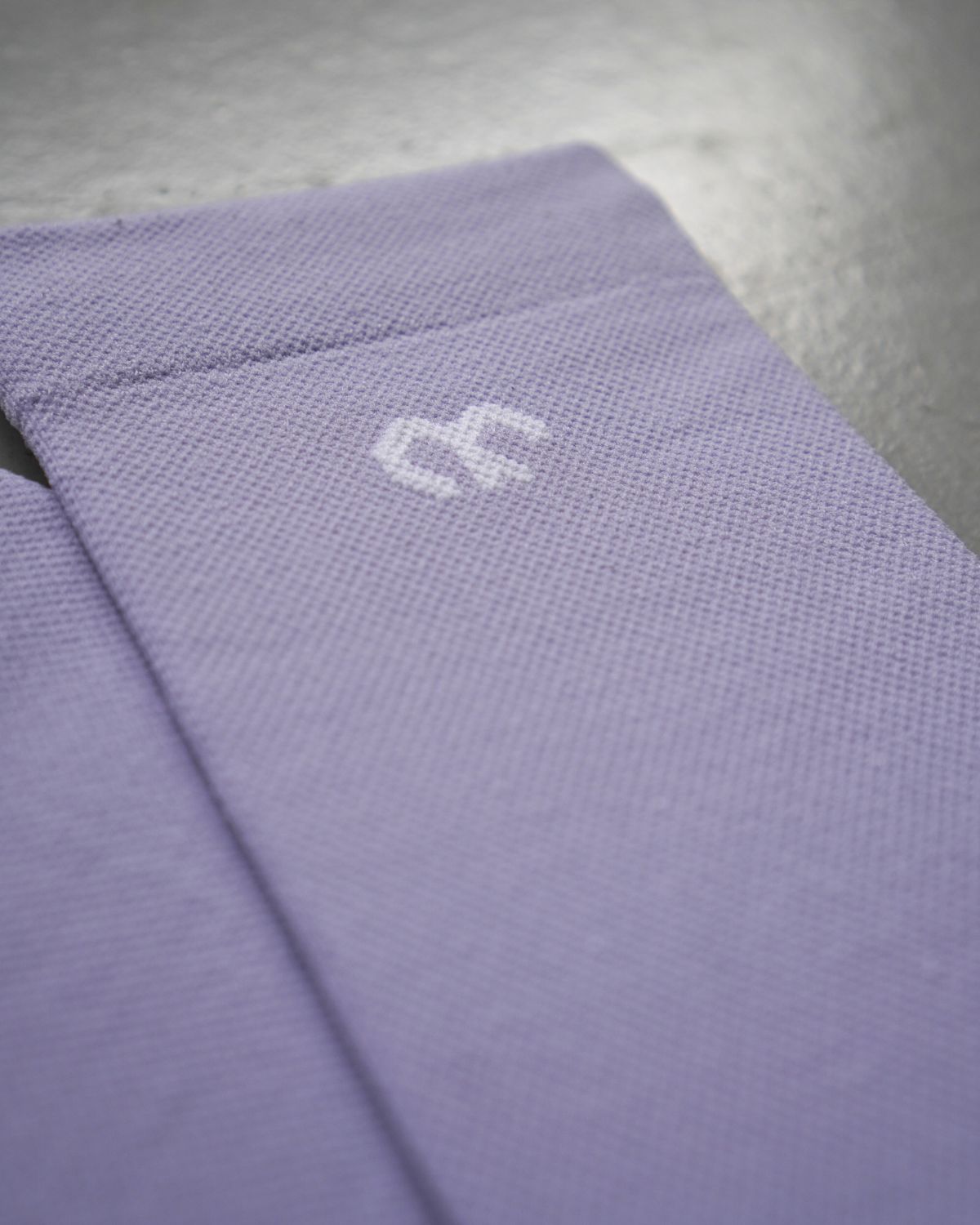 hochgeschnittene Radsocken mit Kompression & Straede Logo in lavendel