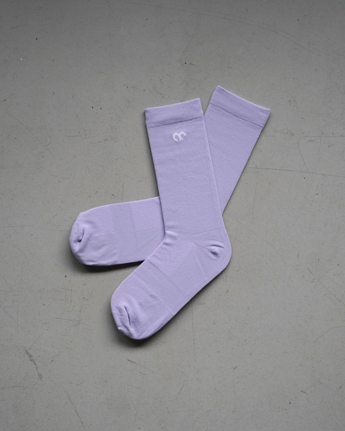 hochgeschnittene Radsocken mit Kompression & Straede Logo in lavendel