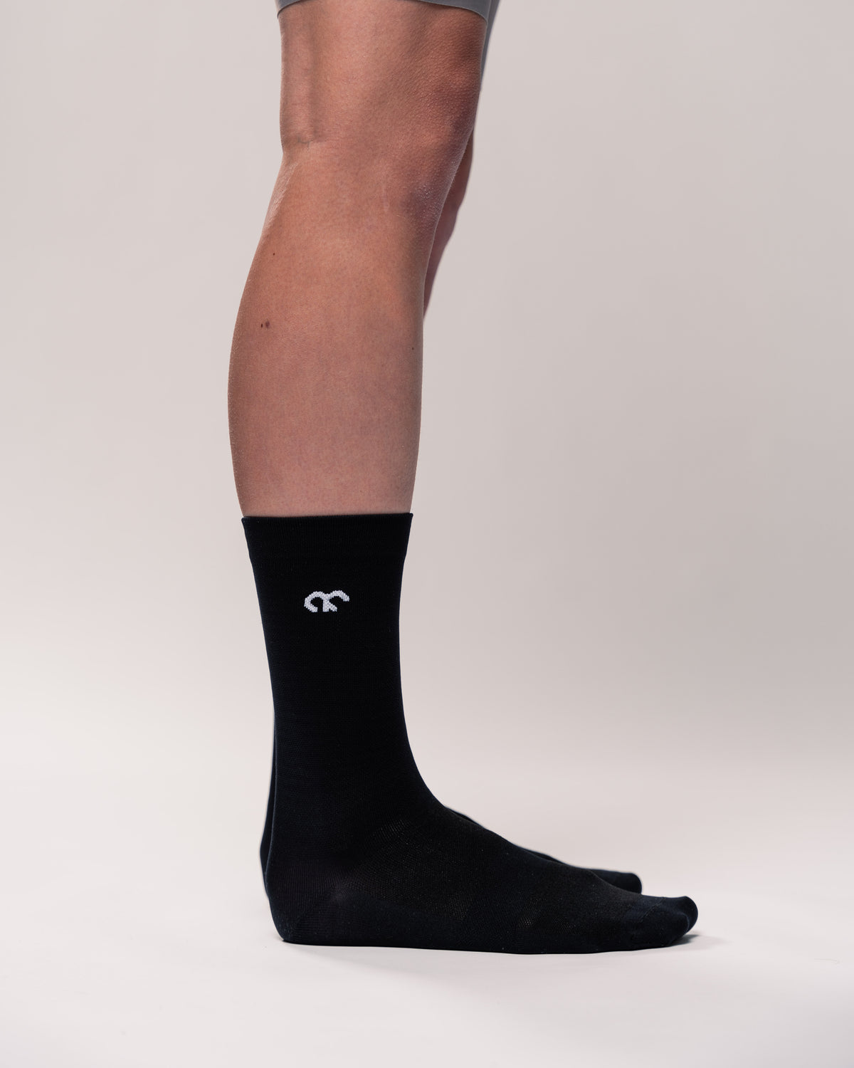 #farbe_black | hochgeschnittene Radsocken mit Kompression & Straede Logo in schwarz
