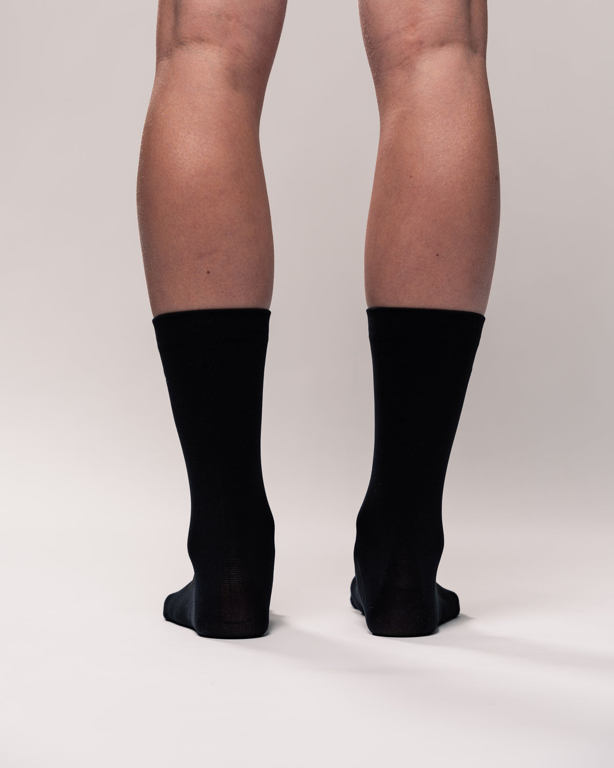 hochgeschnittene Radsocken mit Kompression & Straede Logo in schwarz Rückseite