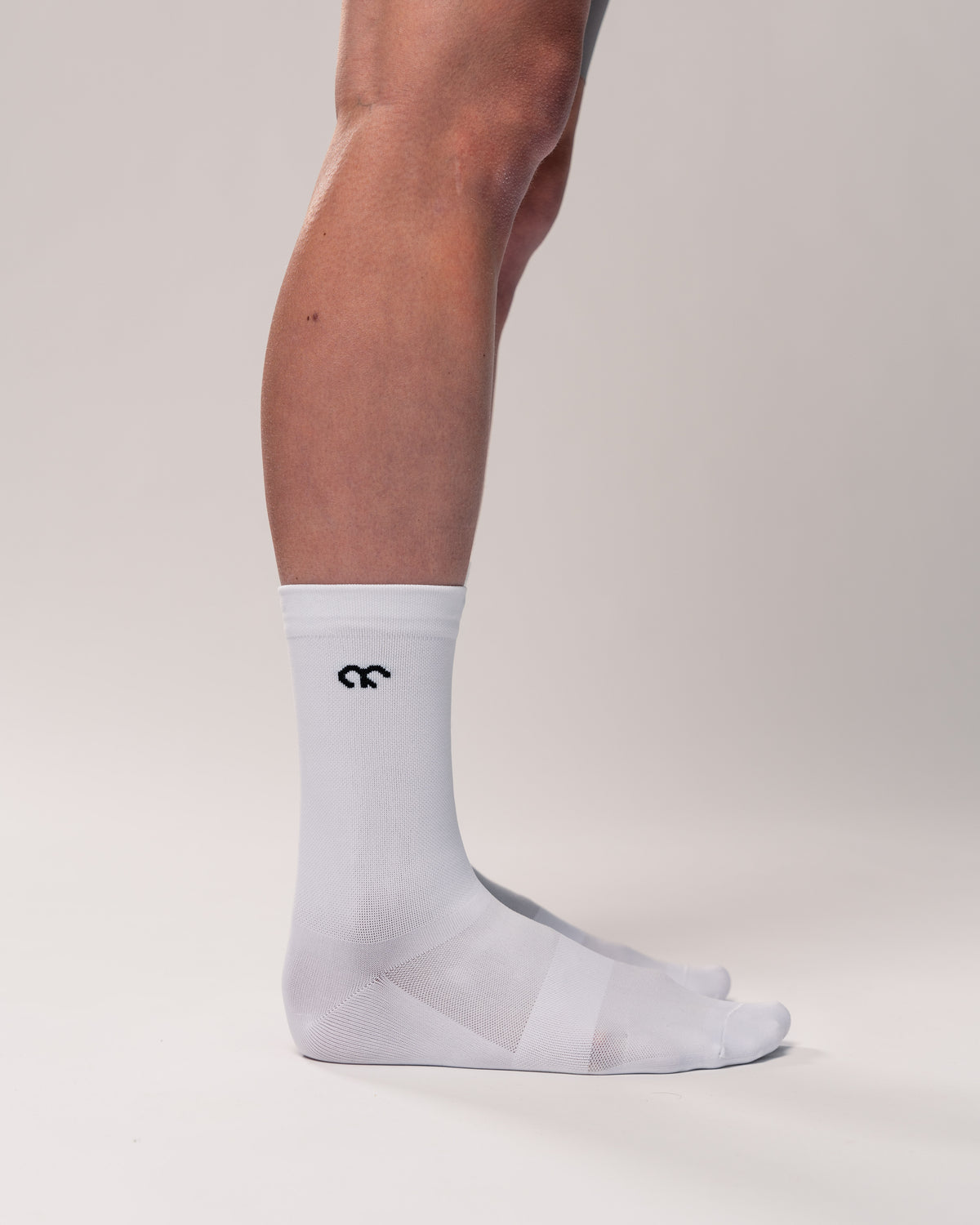 hochgeschnittene Radsocken mit Kompression & Straede Logo in weiß